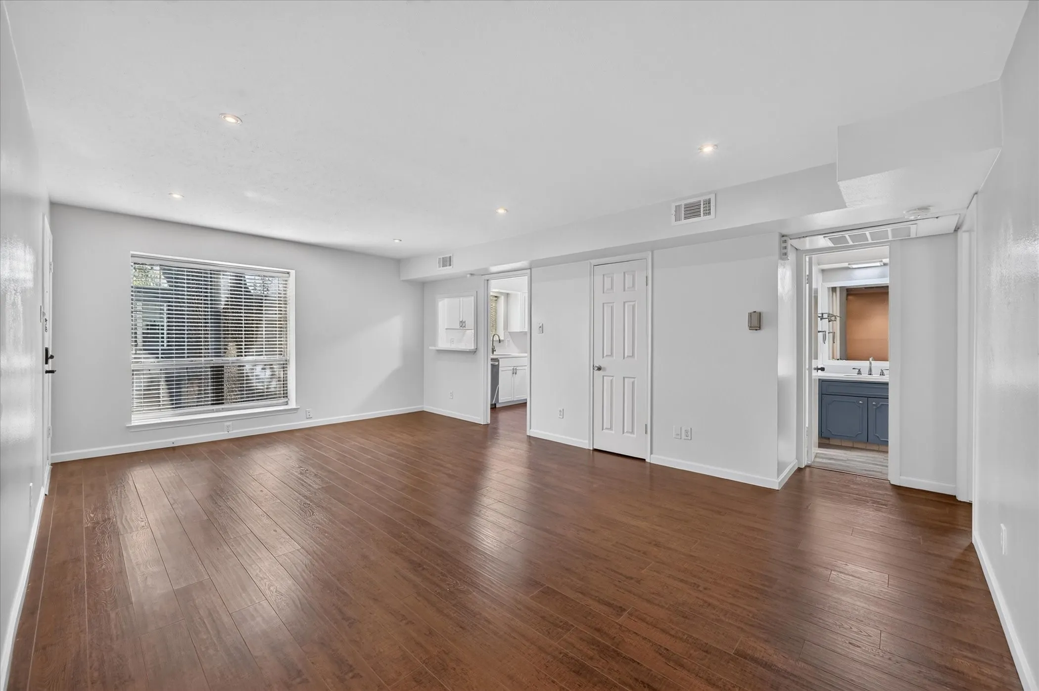 Condominium For Sale in Dallas County , 5043 Les Chateaux Drive 214, Dallas, Texas 75235, 1 Bedroom, 1 Bathroom, Garage spaces, 834 Sqft, built in 1963, mls#21404629, Real Estate Agent in Dallas, Homes For Sale in Dallas county, Homes For Sale in Dallas, Realtor in Dallas Texas, Real Estate Brokerage Independent Realty Texas, Luminita Cordes Realtor