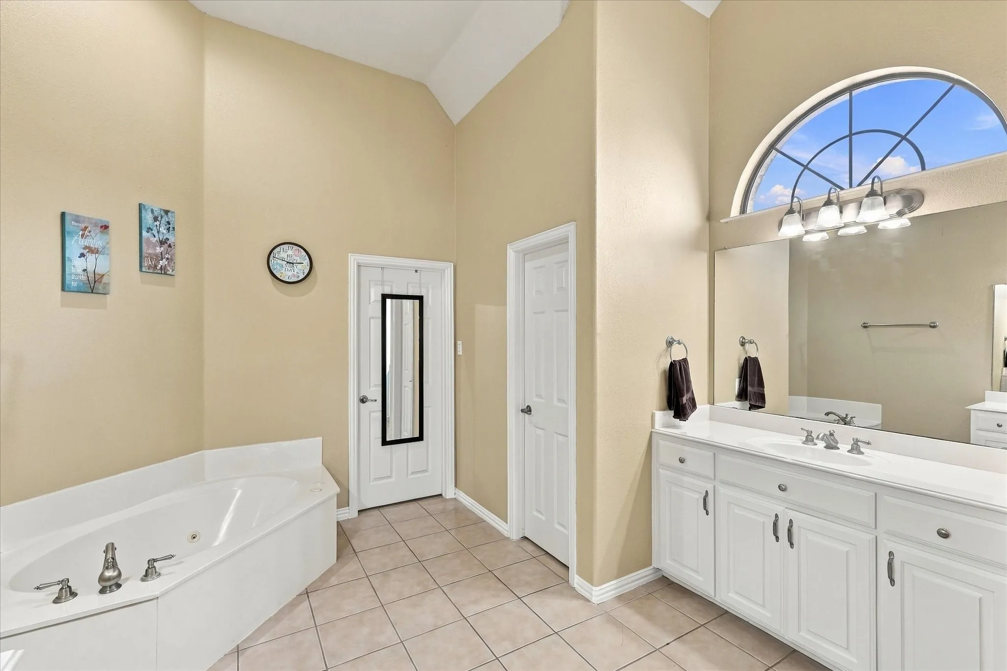 Single Family Residence For Sale in Dallas County , 7223 Native Oak Lane, Irving, Texas 75063, 4 Bedroom, 3 Bathroom, 2 Garage spaces, 3,703 Sqft, built in 2003, mls#21407676, Real Estate Agent in Irving, Homes For Sale in Dallas county, Homes For Sale in Irving, Realtor in Irving Texas, Real Estate Brokerage Independent Realty Texas, Luminita Cordes Realtor