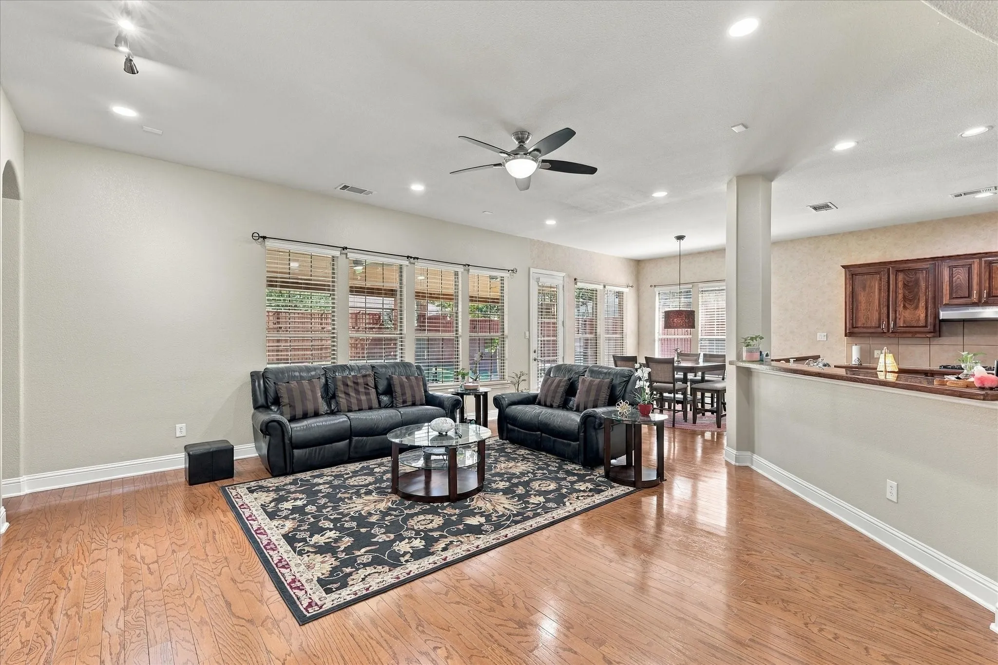 Single Family Residence For Sale in Dallas County , 7223 Native Oak Lane, Irving, Texas 75063, 4 Bedroom, 3 Bathroom, 2 Garage spaces, 3,703 Sqft, built in 2003, mls#21407676, Real Estate Agent in Irving, Homes For Sale in Dallas county, Homes For Sale in Irving, Realtor in Irving Texas, Real Estate Brokerage Independent Realty Texas, Luminita Cordes Realtor