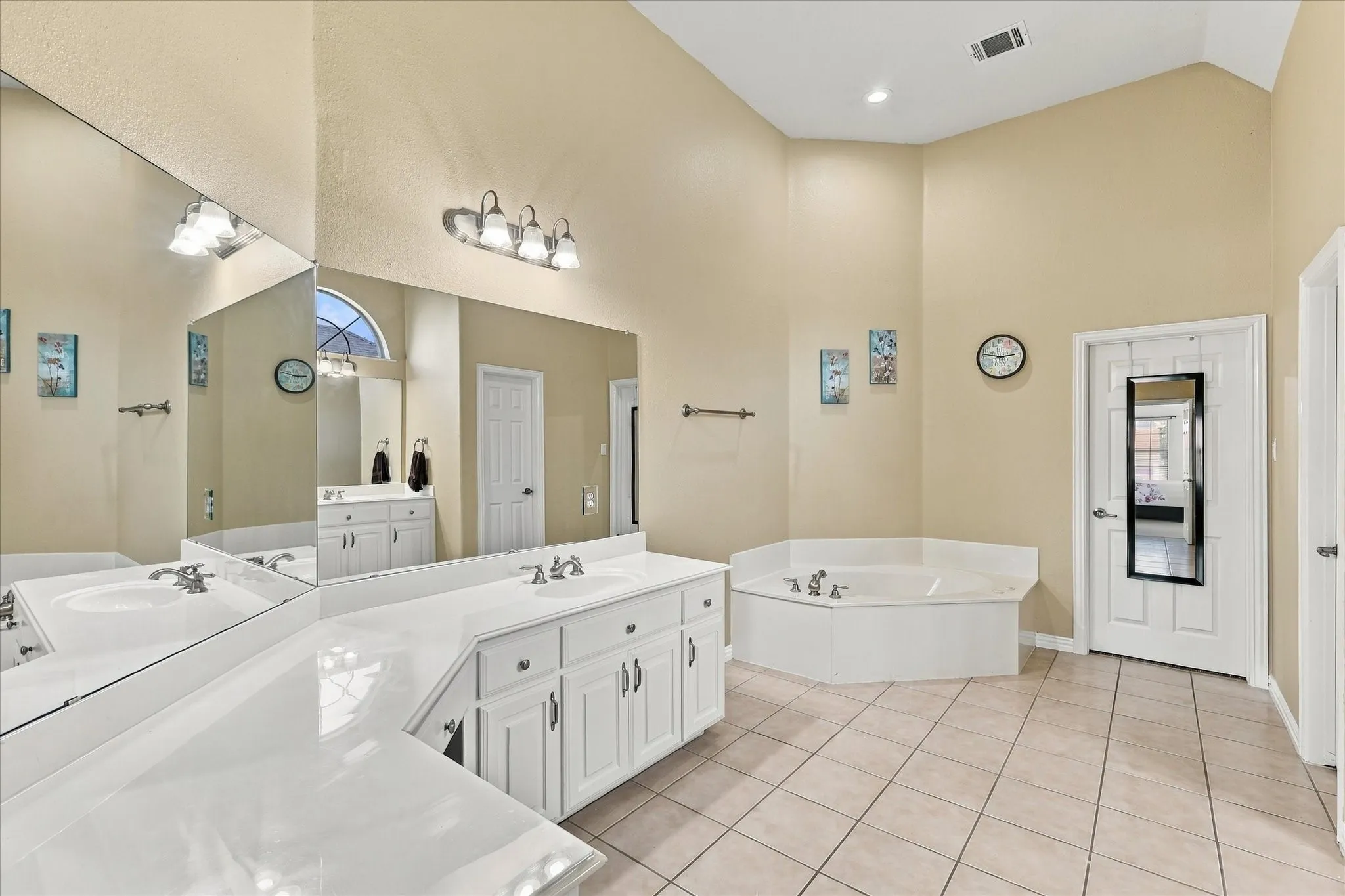 Single Family Residence For Sale in Dallas County , 7223 Native Oak Lane, Irving, Texas 75063, 4 Bedroom, 3 Bathroom, 2 Garage spaces, 3,703 Sqft, built in 2003, mls#21407676, Real Estate Agent in Irving, Homes For Sale in Dallas county, Homes For Sale in Irving, Realtor in Irving Texas, Real Estate Brokerage Independent Realty Texas, Luminita Cordes Realtor