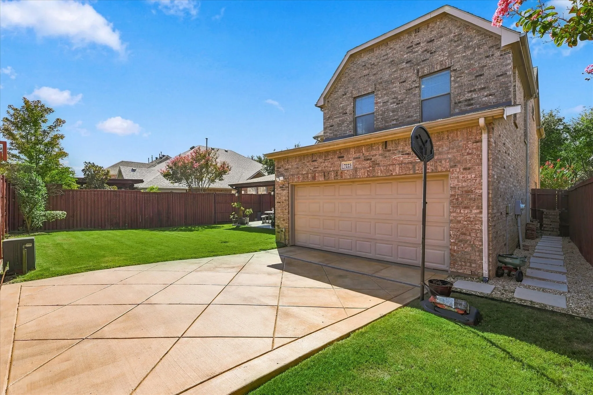 Single Family Residence For Sale in Dallas County , 7223 Native Oak Lane, Irving, Texas 75063, 4 Bedroom, 3 Bathroom, 2 Garage spaces, 3,703 Sqft, built in 2003, mls#21407676, Real Estate Agent in Irving, Homes For Sale in Dallas county, Homes For Sale in Irving, Realtor in Irving Texas, Real Estate Brokerage Independent Realty Texas, Luminita Cordes Realtor