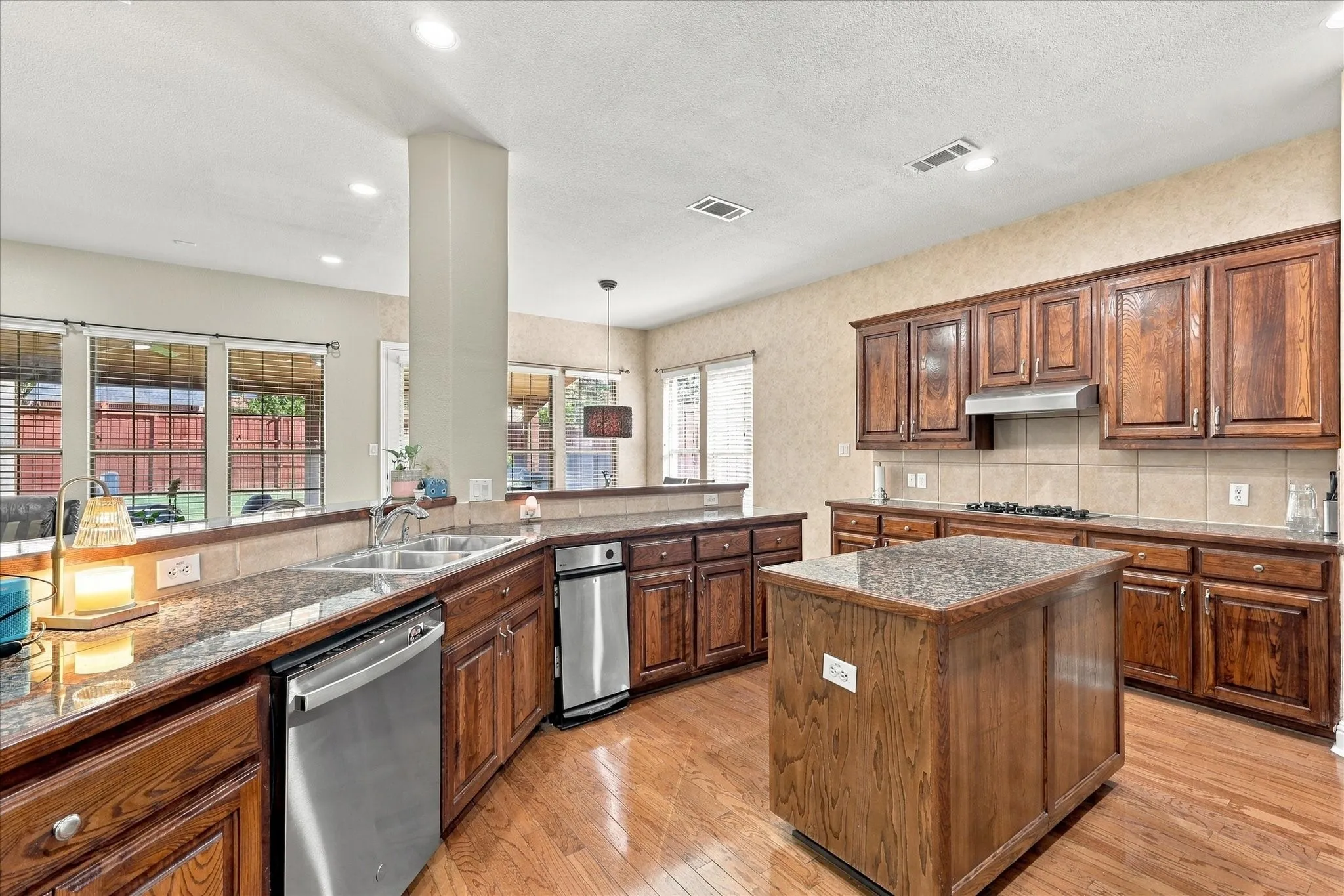Single Family Residence For Sale in Dallas County , 7223 Native Oak Lane, Irving, Texas 75063, 4 Bedroom, 3 Bathroom, 2 Garage spaces, 3,703 Sqft, built in 2003, mls#21407676, Real Estate Agent in Irving, Homes For Sale in Dallas county, Homes For Sale in Irving, Realtor in Irving Texas, Real Estate Brokerage Independent Realty Texas, Luminita Cordes Realtor