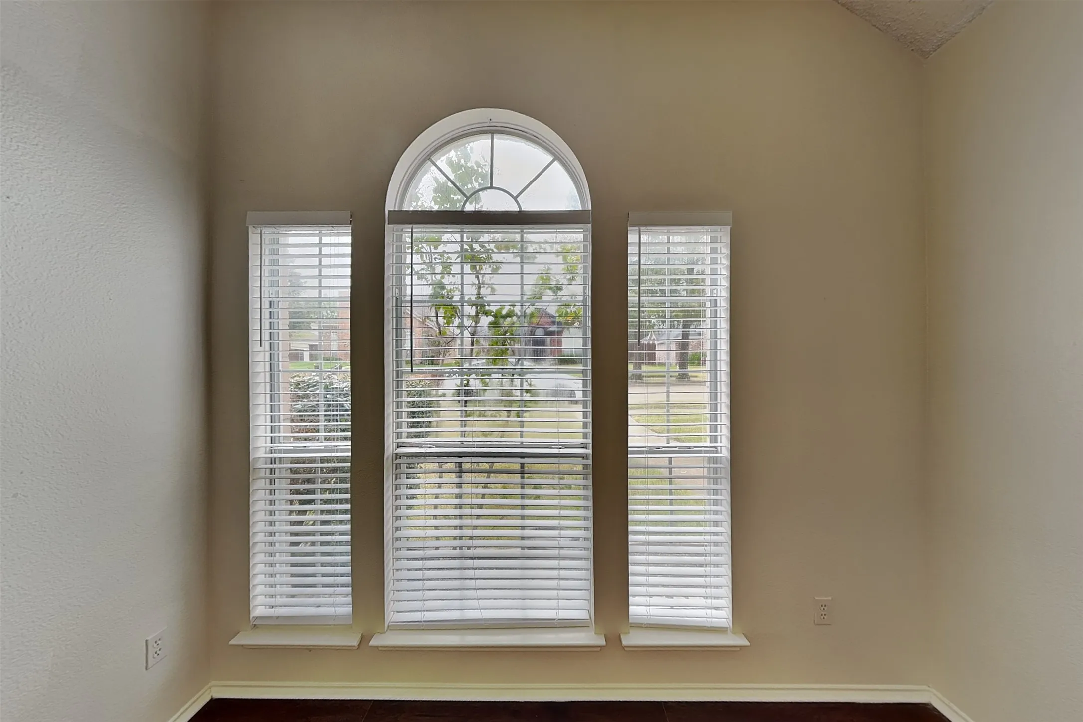 Single Family Residence For Rent in Dallas County , 7101 Charleston Drive, Rowlett, Texas 75089, 3 Bedroom, 2 Bathroom, 2 Garage spaces, 1,285 Sqft, built in 1995, mls#21408576, Real Estate Agent in Rowlett, Homes For Rent in Dallas county, Homes For Rent in Rowlett, Realtor in Rowlett Texas, Real Estate Brokerage Independent Realty Texas, Luminita Cordes Realtor