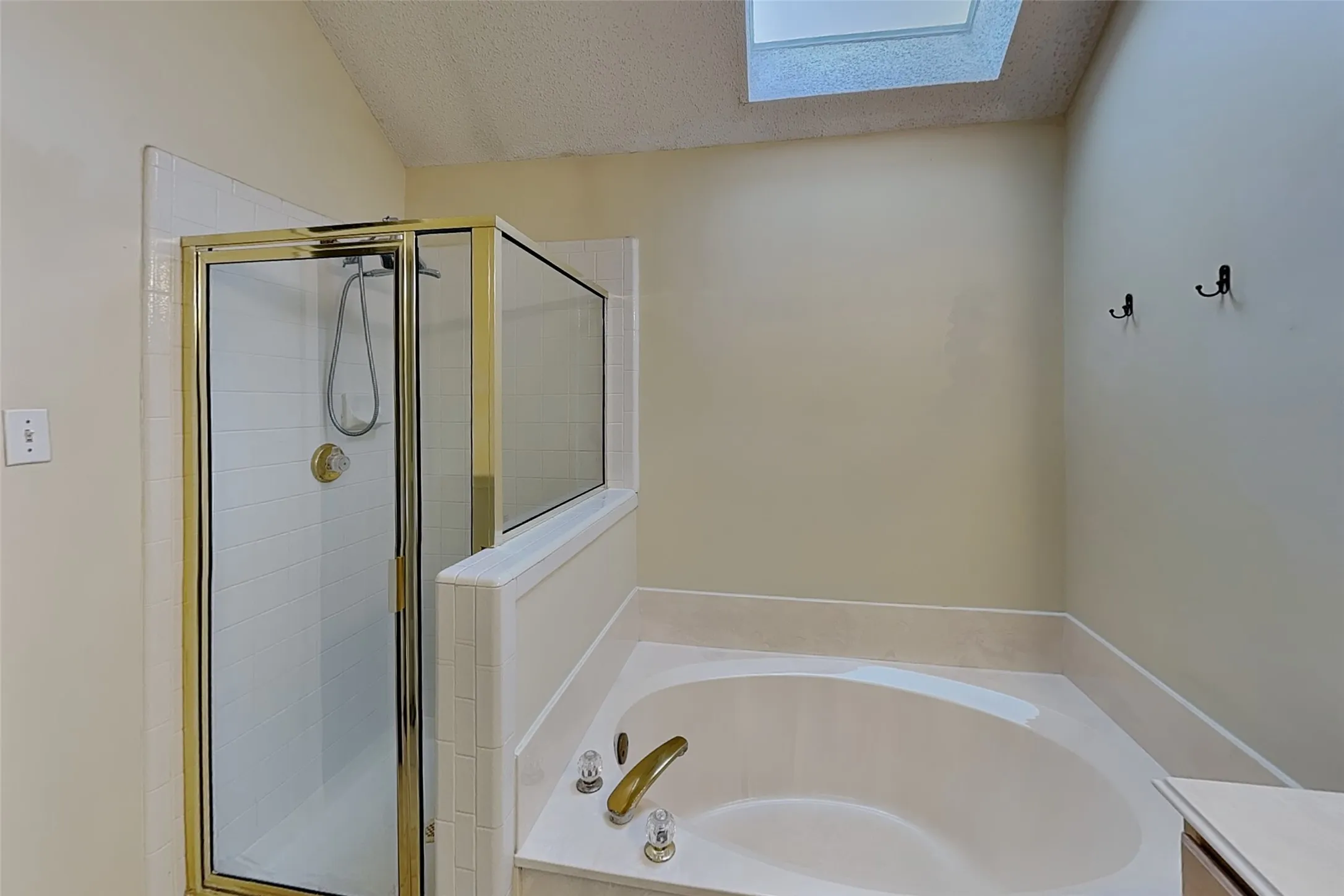 Single Family Residence For Rent in Dallas County , 7101 Charleston Drive, Rowlett, Texas 75089, 3 Bedroom, 2 Bathroom, 2 Garage spaces, 1,285 Sqft, built in 1995, mls#21408576, Real Estate Agent in Rowlett, Homes For Rent in Dallas county, Homes For Rent in Rowlett, Realtor in Rowlett Texas, Real Estate Brokerage Independent Realty Texas, Luminita Cordes Realtor