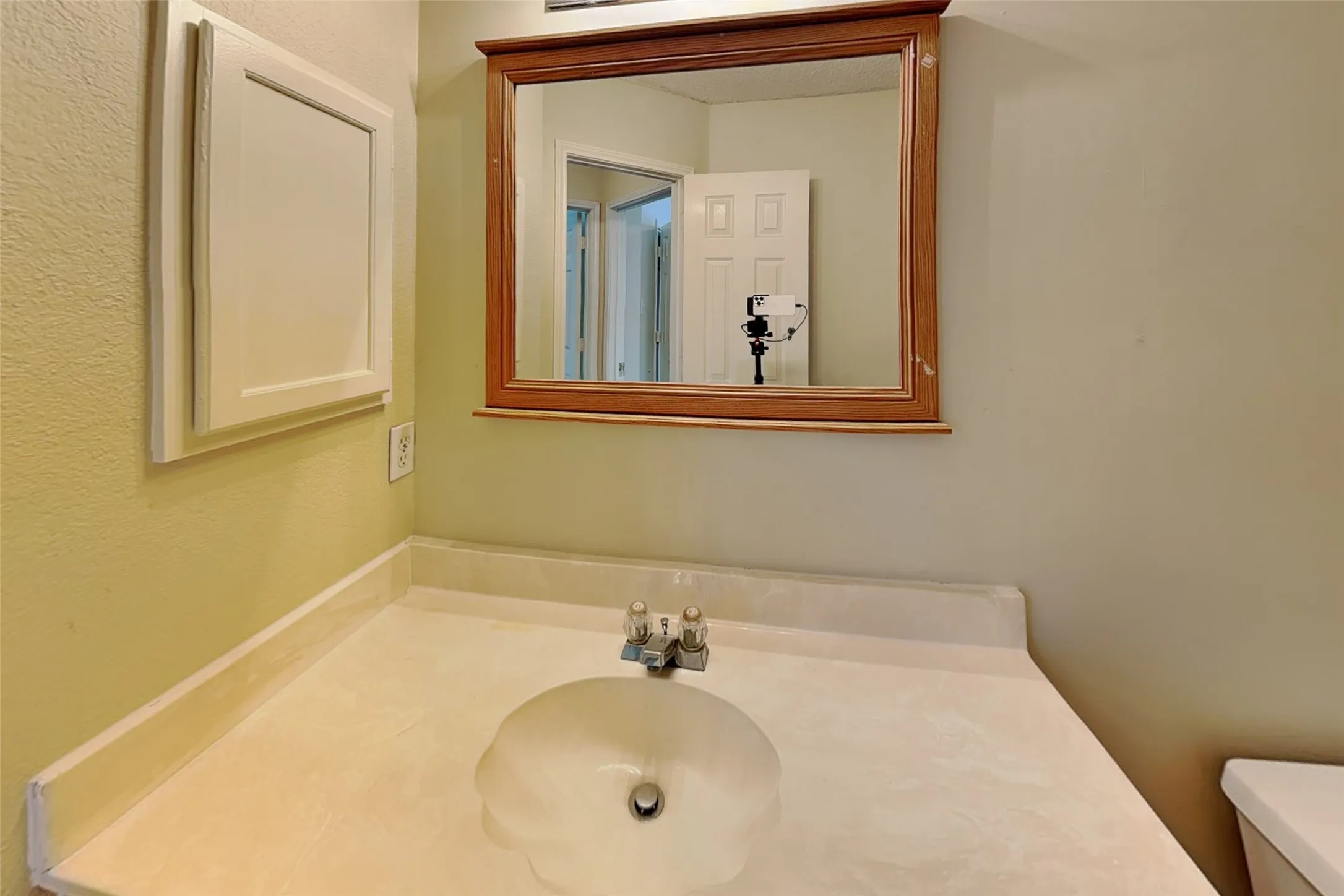 Single Family Residence For Rent in Dallas County , 7101 Charleston Drive, Rowlett, Texas 75089, 3 Bedroom, 2 Bathroom, 2 Garage spaces, 1,285 Sqft, built in 1995, mls#21408576, Real Estate Agent in Rowlett, Homes For Rent in Dallas county, Homes For Rent in Rowlett, Realtor in Rowlett Texas, Real Estate Brokerage Independent Realty Texas, Luminita Cordes Realtor