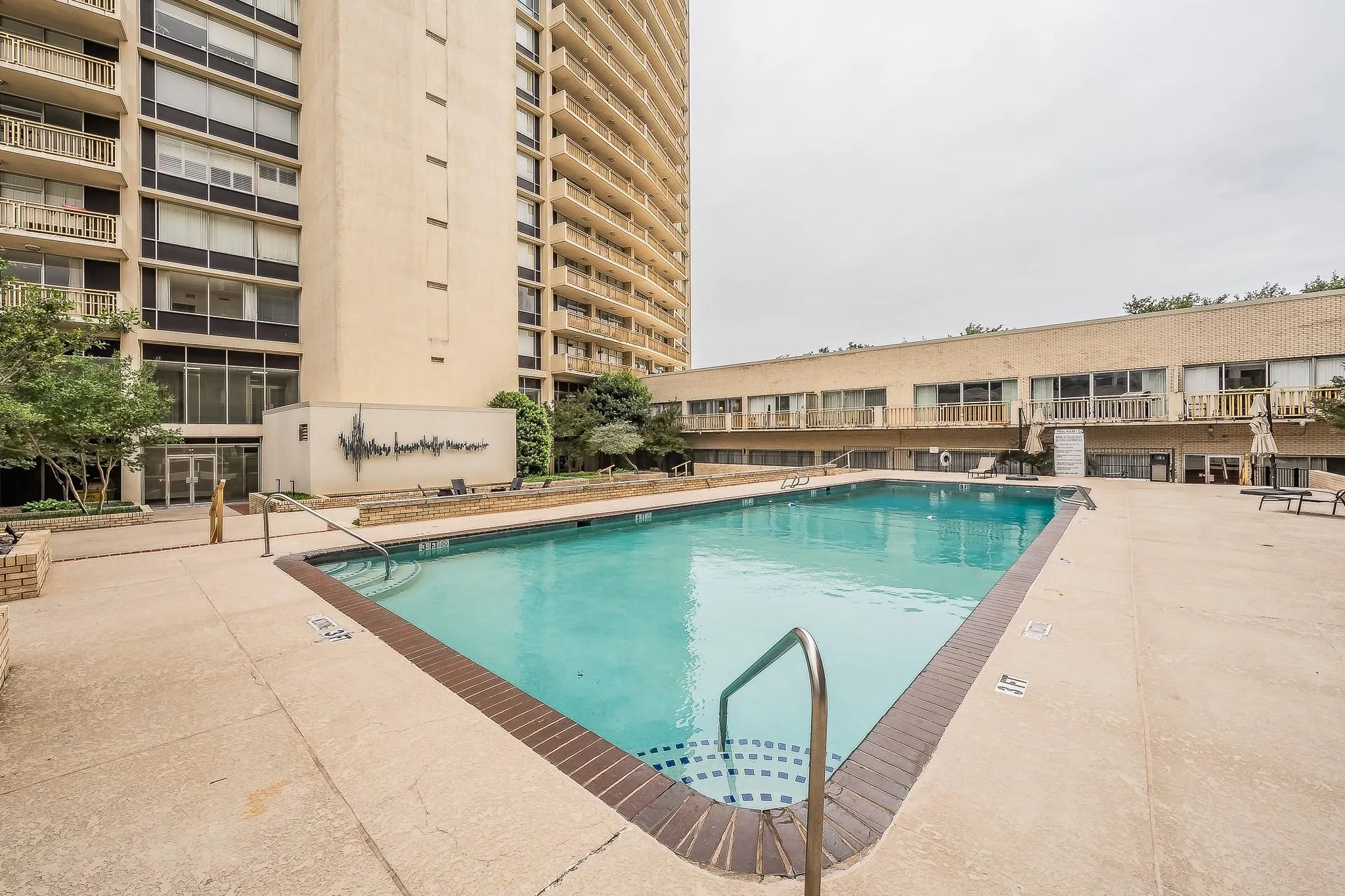 Condominium For Sale in Dallas County , 6211 W Northwest Highway 2801, Dallas, Texas 75225, 2 Bedroom, 3 Bathroom, 2 Garage spaces, 1,673 Sqft, built in 1966, mls#21408070, Real Estate Agent in Dallas, Homes For Sale in Dallas county, Homes For Sale in Dallas, Realtor in Dallas Texas, Real Estate Brokerage Independent Realty Texas, Luminita Cordes Realtor