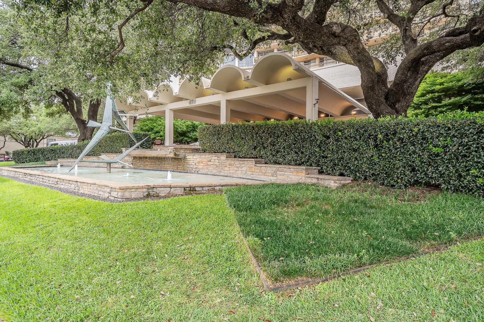 Condominium For Sale in Dallas County , 6211 W Northwest Highway 2801, Dallas, Texas 75225, 2 Bedroom, 3 Bathroom, 2 Garage spaces, 1,673 Sqft, built in 1966, mls#21408070, Real Estate Agent in Dallas, Homes For Sale in Dallas county, Homes For Sale in Dallas, Realtor in Dallas Texas, Real Estate Brokerage Independent Realty Texas, Luminita Cordes Realtor