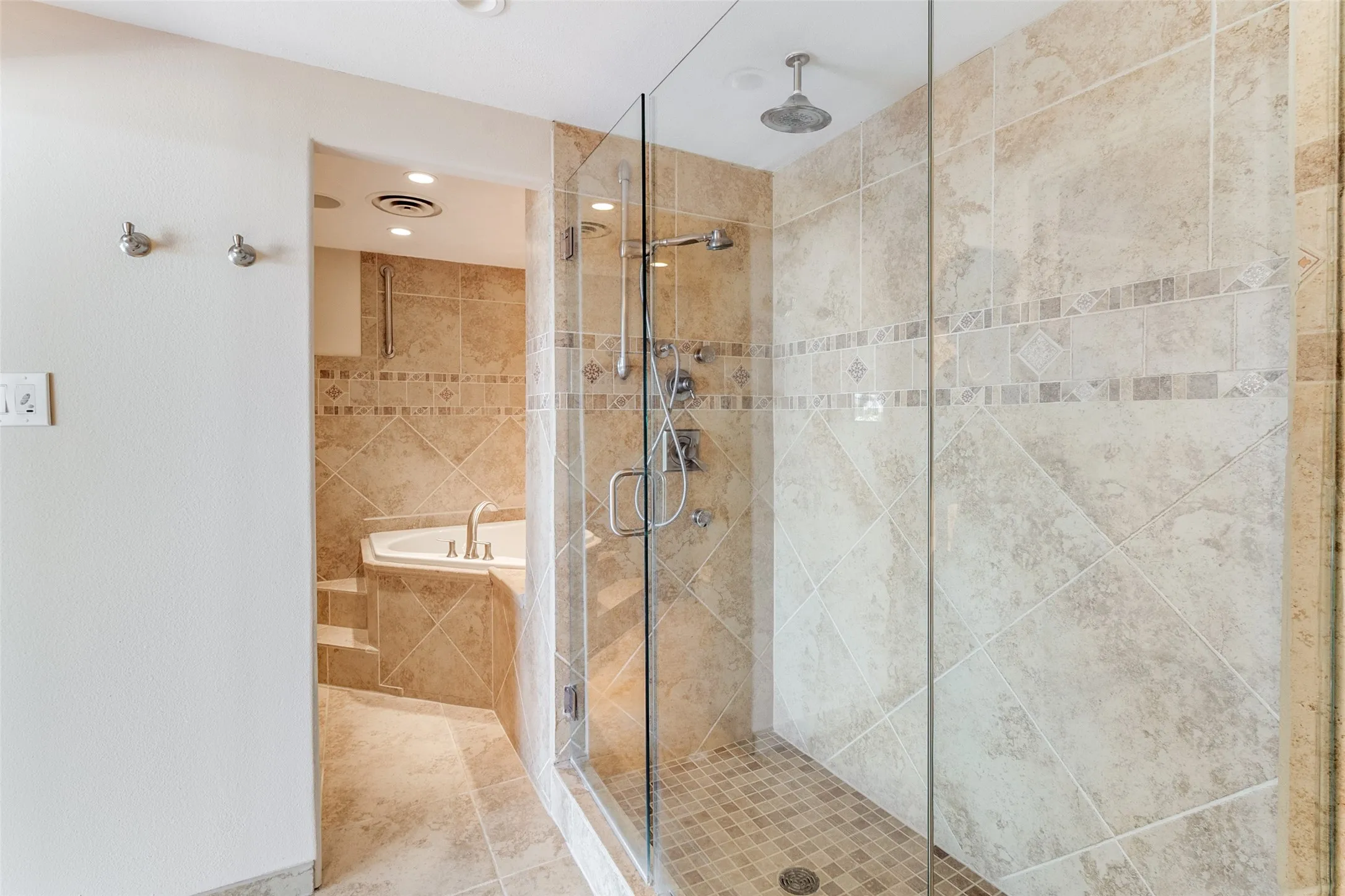 Condominium For Sale in Dallas County , 6211 W Northwest Highway 2801, Dallas, Texas 75225, 2 Bedroom, 3 Bathroom, 2 Garage spaces, 1,673 Sqft, built in 1966, mls#21408070, Real Estate Agent in Dallas, Homes For Sale in Dallas county, Homes For Sale in Dallas, Realtor in Dallas Texas, Real Estate Brokerage Independent Realty Texas, Luminita Cordes Realtor
