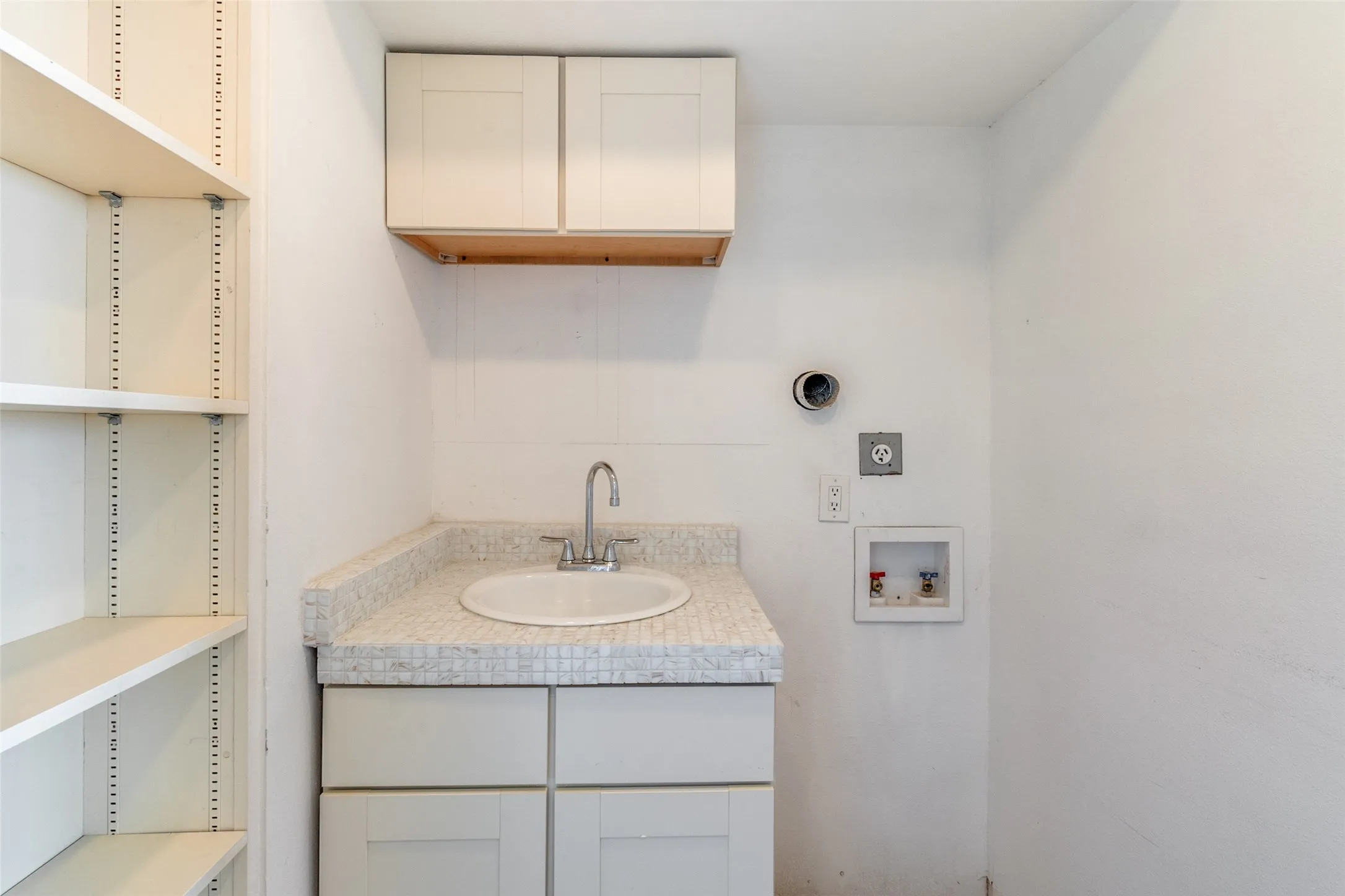 Condominium For Sale in Dallas County , 6211 W Northwest Highway 2801, Dallas, Texas 75225, 2 Bedroom, 3 Bathroom, 2 Garage spaces, 1,673 Sqft, built in 1966, mls#21408070, Real Estate Agent in Dallas, Homes For Sale in Dallas county, Homes For Sale in Dallas, Realtor in Dallas Texas, Real Estate Brokerage Independent Realty Texas, Luminita Cordes Realtor