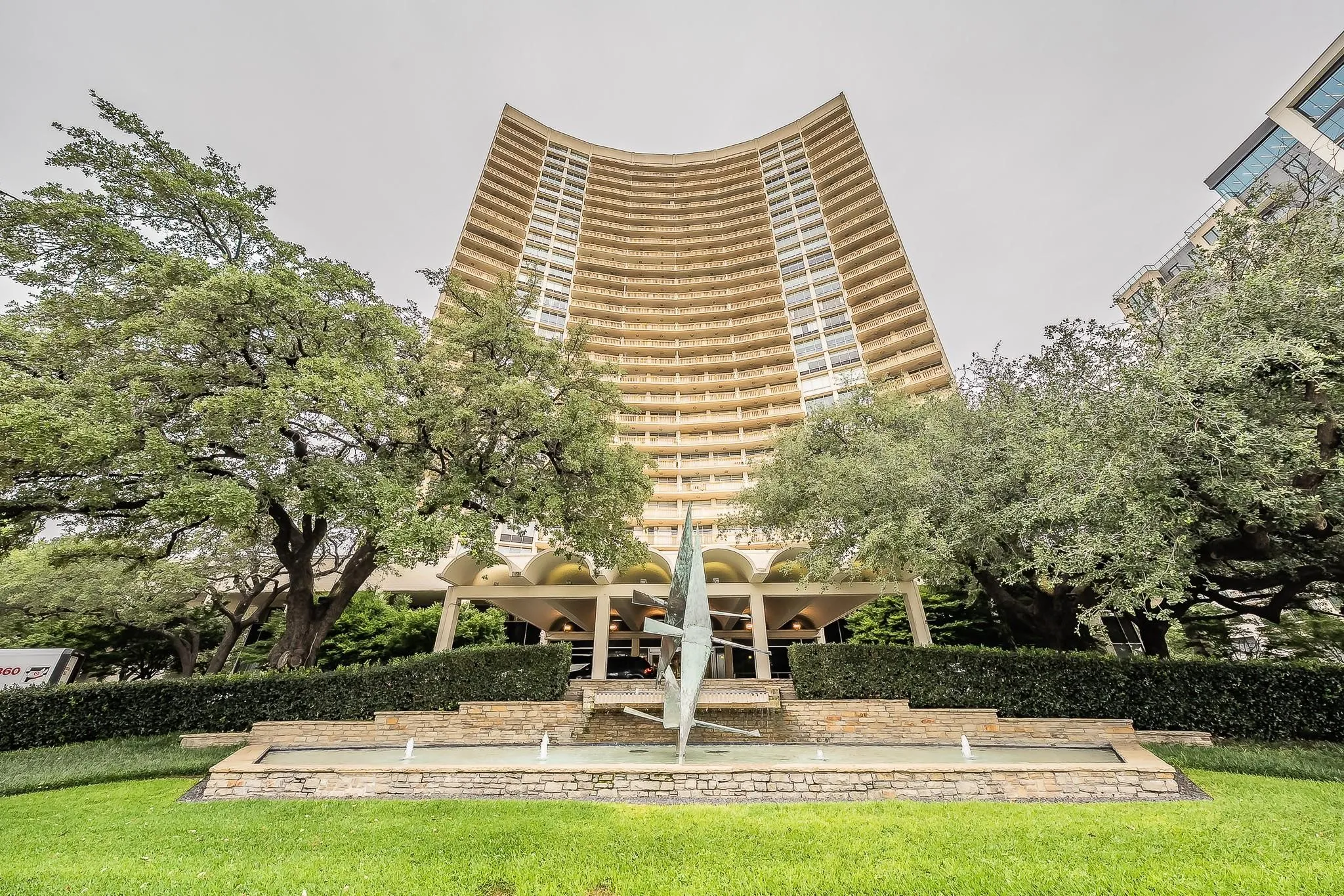 Condominium For Sale in Dallas County , 6211 W Northwest Highway 2801, Dallas, Texas 75225, 2 Bedroom, 3 Bathroom, 2 Garage spaces, 1,673 Sqft, built in 1966, mls#21408070, Real Estate Agent in Dallas, Homes For Sale in Dallas county, Homes For Sale in Dallas, Realtor in Dallas Texas, Real Estate Brokerage Independent Realty Texas, Luminita Cordes Realtor