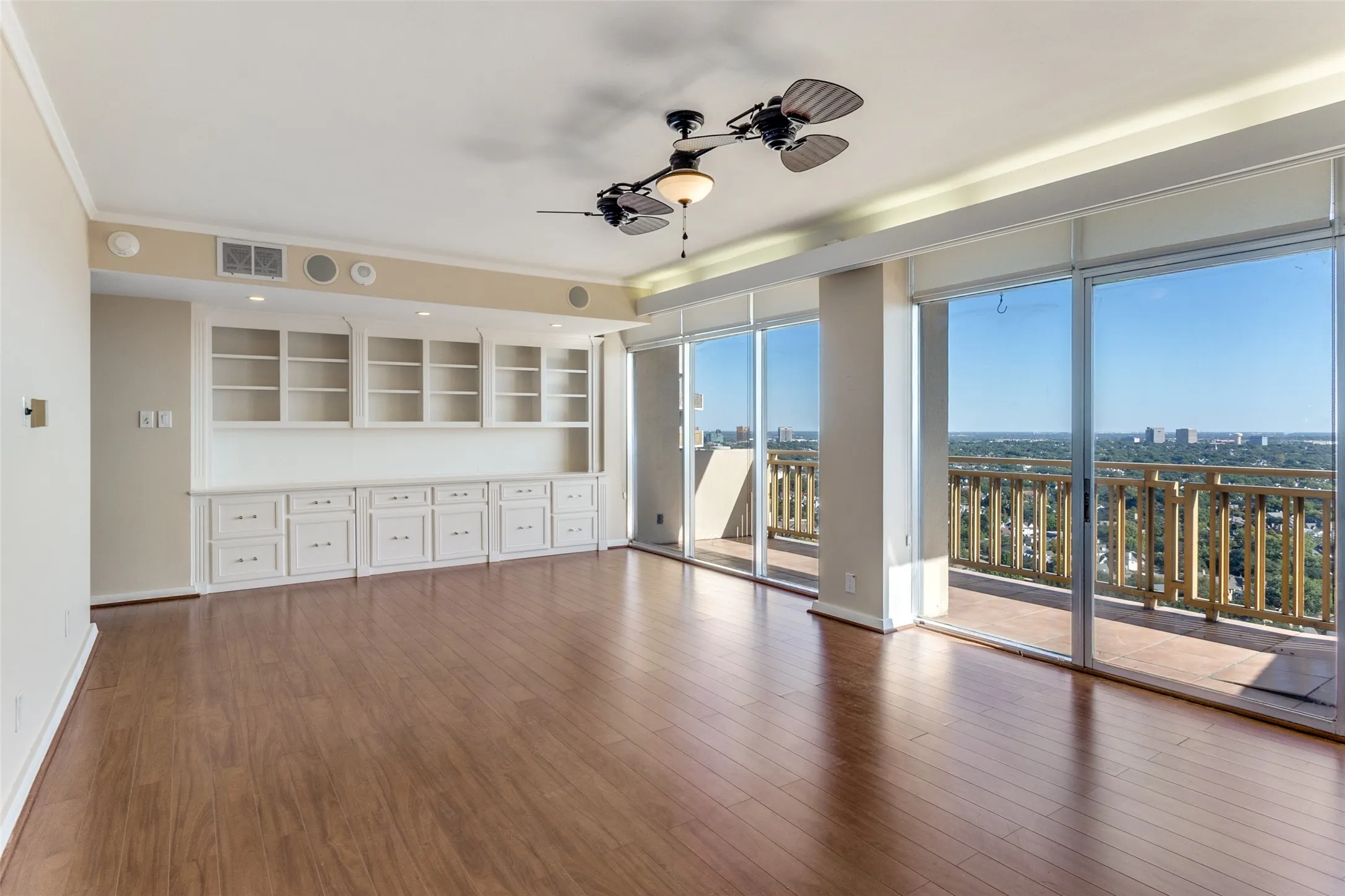 Condominium For Sale in Dallas County , 6211 W Northwest Highway 2801, Dallas, Texas 75225, 2 Bedroom, 3 Bathroom, 2 Garage spaces, 1,673 Sqft, built in 1966, mls#21408070, Real Estate Agent in Dallas, Homes For Sale in Dallas county, Homes For Sale in Dallas, Realtor in Dallas Texas, Real Estate Brokerage Independent Realty Texas, Luminita Cordes Realtor