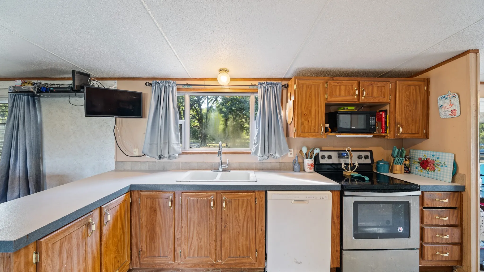 Manufactured Home For Sale in Kaufman County , 7163 Fm 2451, Scurry, Texas 75158, 3 Bedroom, 2 Bathroom, Garage spaces, 1,536 Sqft, built in 2000, mls#21407590, Real Estate Agent in Scurry, Homes For Sale in Kaufman county, Homes For Sale in Scurry, Realtor in Scurry Texas, Real Estate Brokerage Independent Realty Texas, Luminita Cordes Realtor