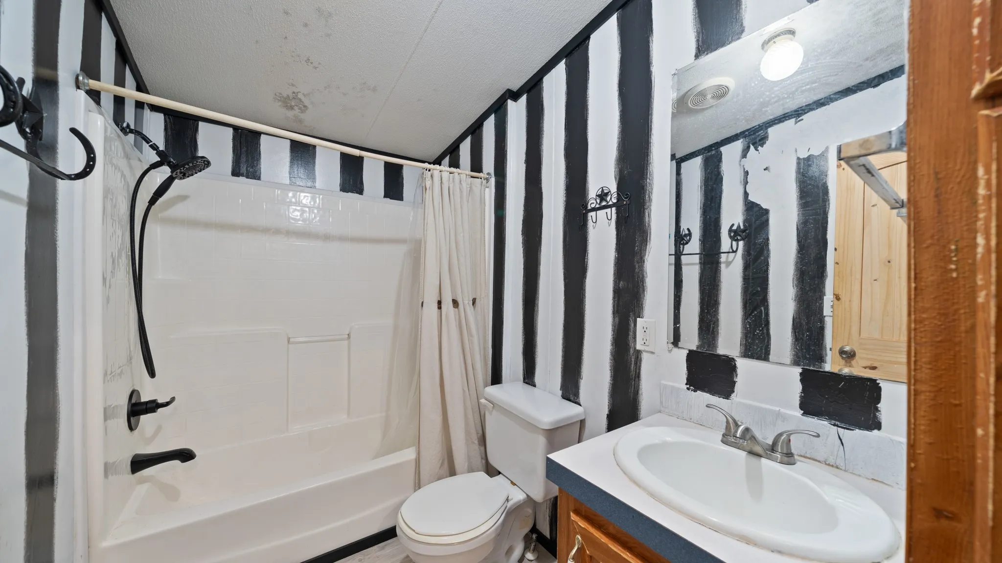 Manufactured Home For Sale in Kaufman County , 7163 Fm 2451, Scurry, Texas 75158, 3 Bedroom, 2 Bathroom, Garage spaces, 1,536 Sqft, built in 2000, mls#21407590, Real Estate Agent in Scurry, Homes For Sale in Kaufman county, Homes For Sale in Scurry, Realtor in Scurry Texas, Real Estate Brokerage Independent Realty Texas, Luminita Cordes Realtor