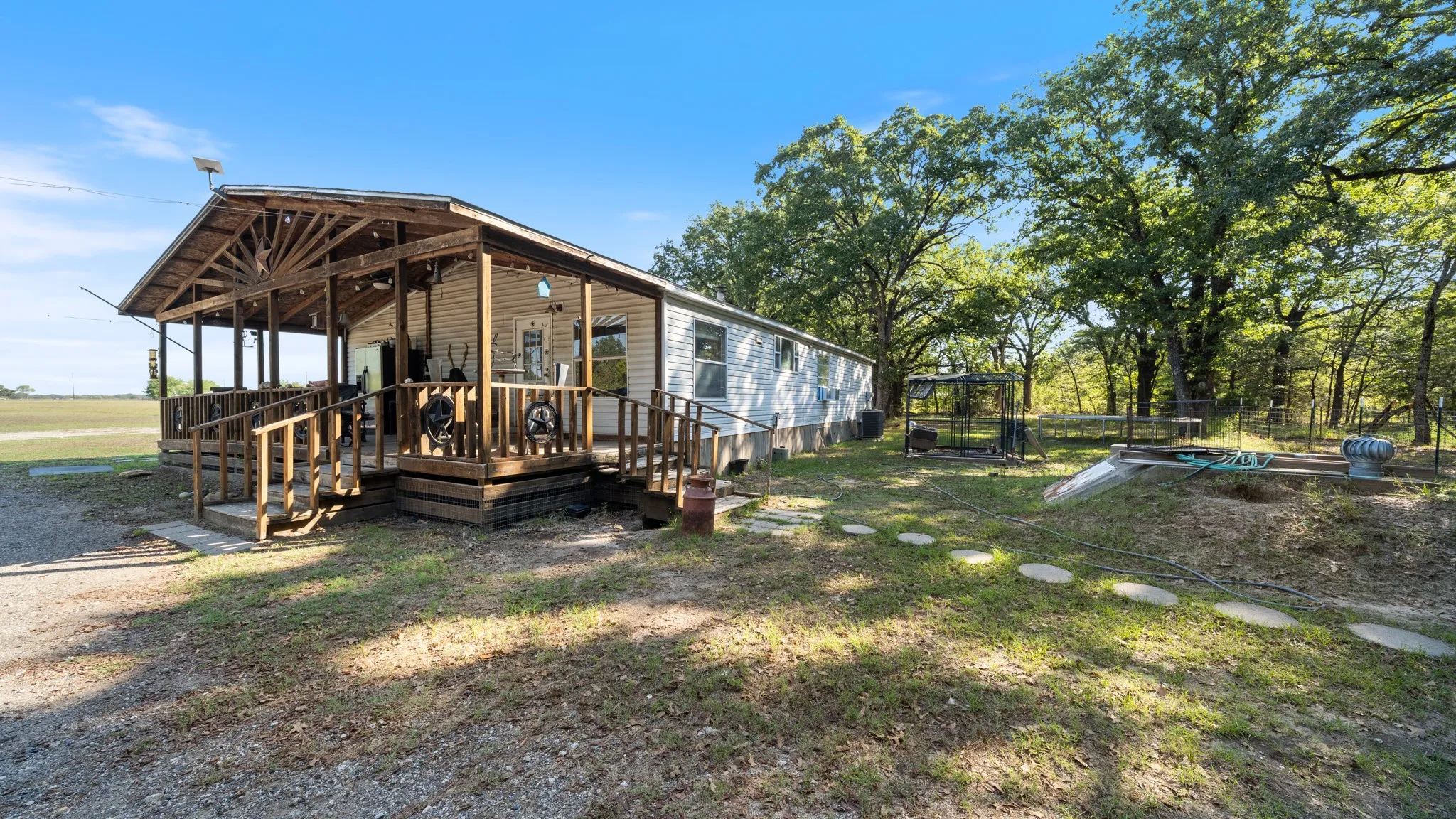 Manufactured Home For Sale in Kaufman County , 7163 Fm 2451, Scurry, Texas 75158, 3 Bedroom, 2 Bathroom, Garage spaces, 1,536 Sqft, built in 2000, mls#21407590, Real Estate Agent in Scurry, Homes For Sale in Kaufman county, Homes For Sale in Scurry, Realtor in Scurry Texas, Real Estate Brokerage Independent Realty Texas, Luminita Cordes Realtor