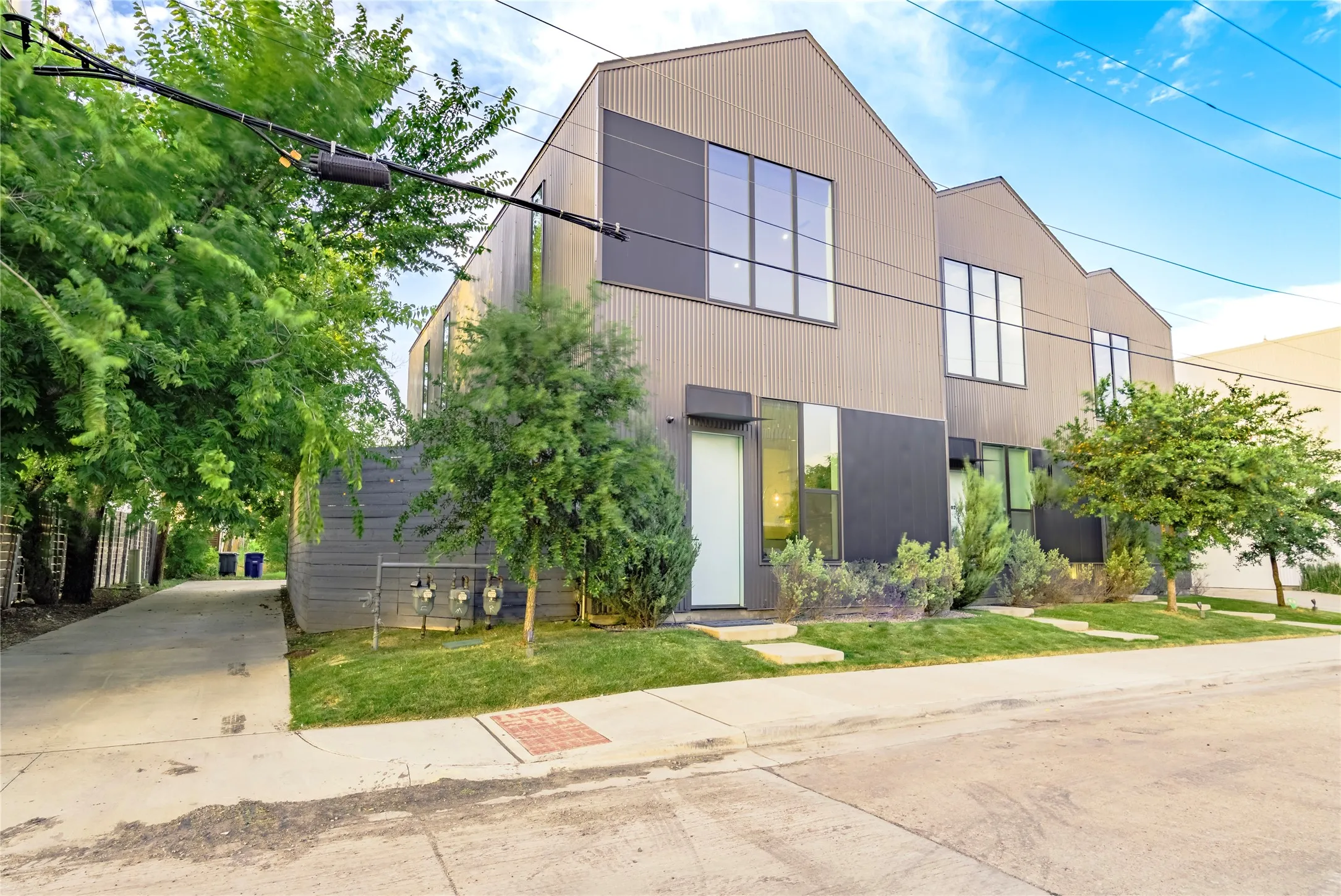 Condominium For Sale in Dallas County , 1504 Burlew Street 101, Dallas, Texas 75204, 2 Bedroom, 3 Bathroom, 2 Garage spaces, 1,505 Sqft, built in 2017, mls#21408557, Real Estate Agent in Dallas, Homes For Sale in Dallas county, Homes For Sale in Dallas, Realtor in Dallas Texas, Real Estate Brokerage Independent Realty Texas, Luminita Cordes Realtor
