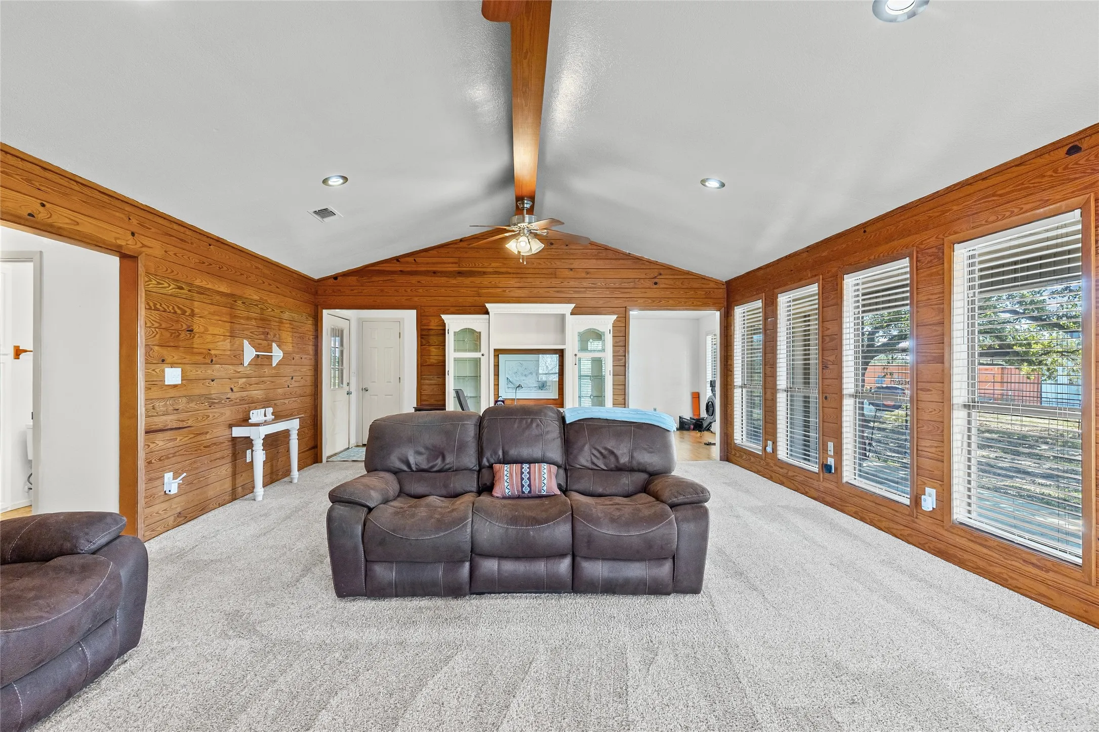 Single Family Residence For Sale in Hunt County , 1586 County Road 4133, Cumby, Texas 75433, 2 Bedroom, 2 Bathroom, 2 Garage spaces, 1,823 Sqft, built in 1997, mls#21407905, Real Estate Agent in Cumby, Homes For Sale in Hunt county, Homes For Sale in Cumby, Realtor in Cumby Texas, Real Estate Brokerage Independent Realty Texas, Luminita Cordes Realtor
