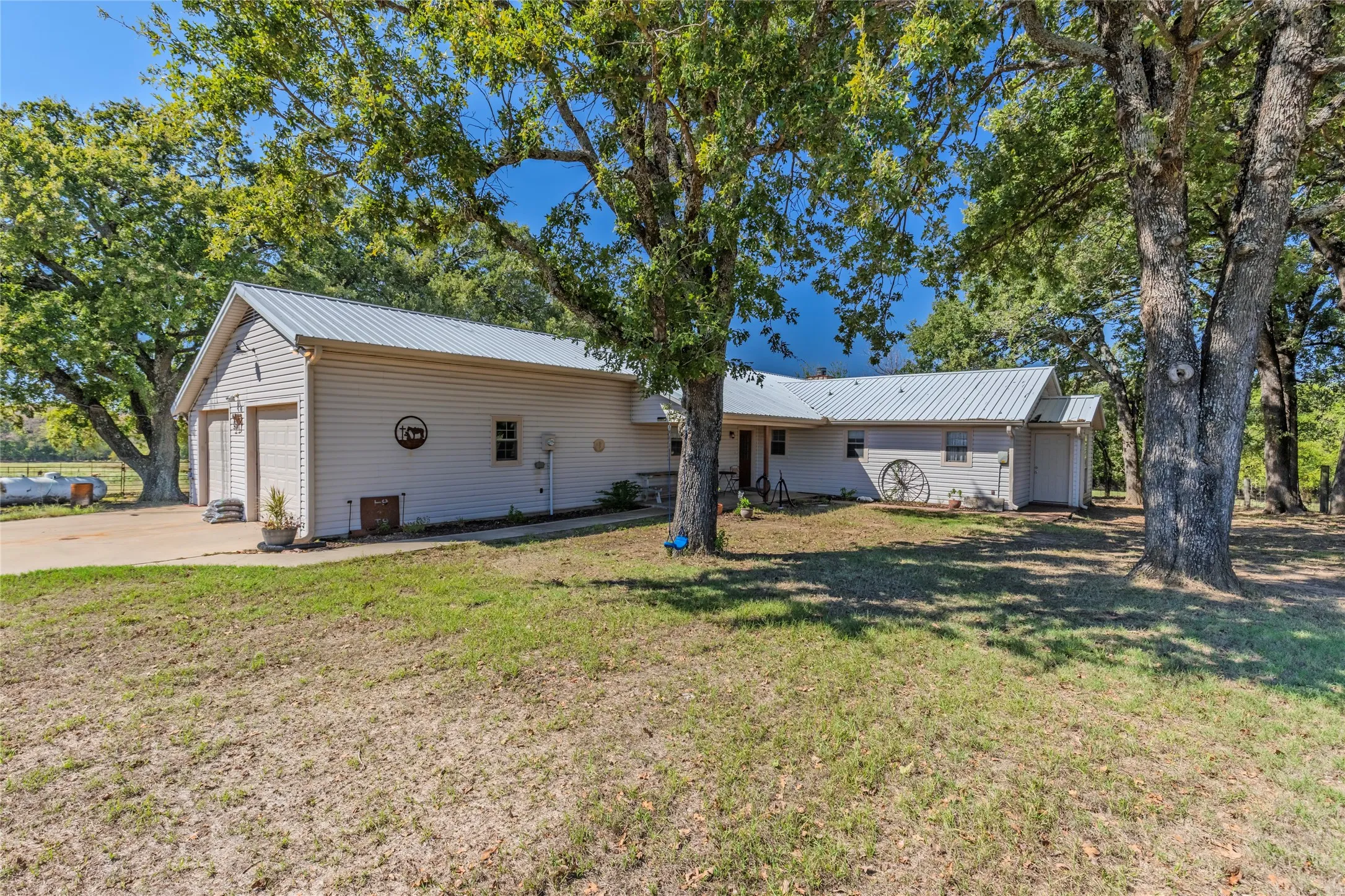 Single Family Residence For Sale in Hunt County , 1586 County Road 4133, Cumby, Texas 75433, 2 Bedroom, 2 Bathroom, 2 Garage spaces, 1,823 Sqft, built in 1997, mls#21407905, Real Estate Agent in Cumby, Homes For Sale in Hunt county, Homes For Sale in Cumby, Realtor in Cumby Texas, Real Estate Brokerage Independent Realty Texas, Luminita Cordes Realtor