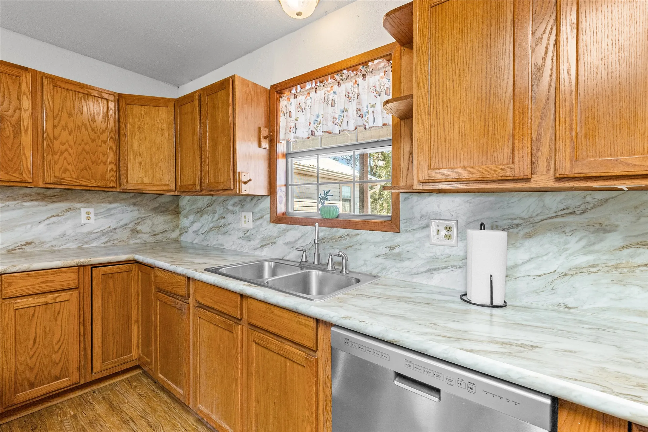 Single Family Residence For Sale in Hunt County , 1586 County Road 4133, Cumby, Texas 75433, 2 Bedroom, 2 Bathroom, 2 Garage spaces, 1,823 Sqft, built in 1997, mls#21407905, Real Estate Agent in Cumby, Homes For Sale in Hunt county, Homes For Sale in Cumby, Realtor in Cumby Texas, Real Estate Brokerage Independent Realty Texas, Luminita Cordes Realtor