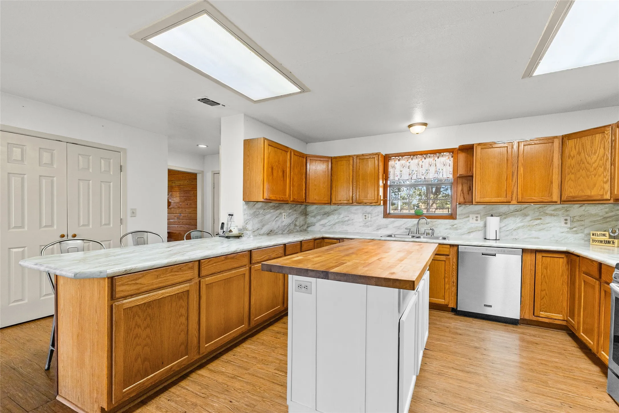 Single Family Residence For Sale in Hunt County , 1586 County Road 4133, Cumby, Texas 75433, 2 Bedroom, 2 Bathroom, 2 Garage spaces, 1,823 Sqft, built in 1997, mls#21407905, Real Estate Agent in Cumby, Homes For Sale in Hunt county, Homes For Sale in Cumby, Realtor in Cumby Texas, Real Estate Brokerage Independent Realty Texas, Luminita Cordes Realtor