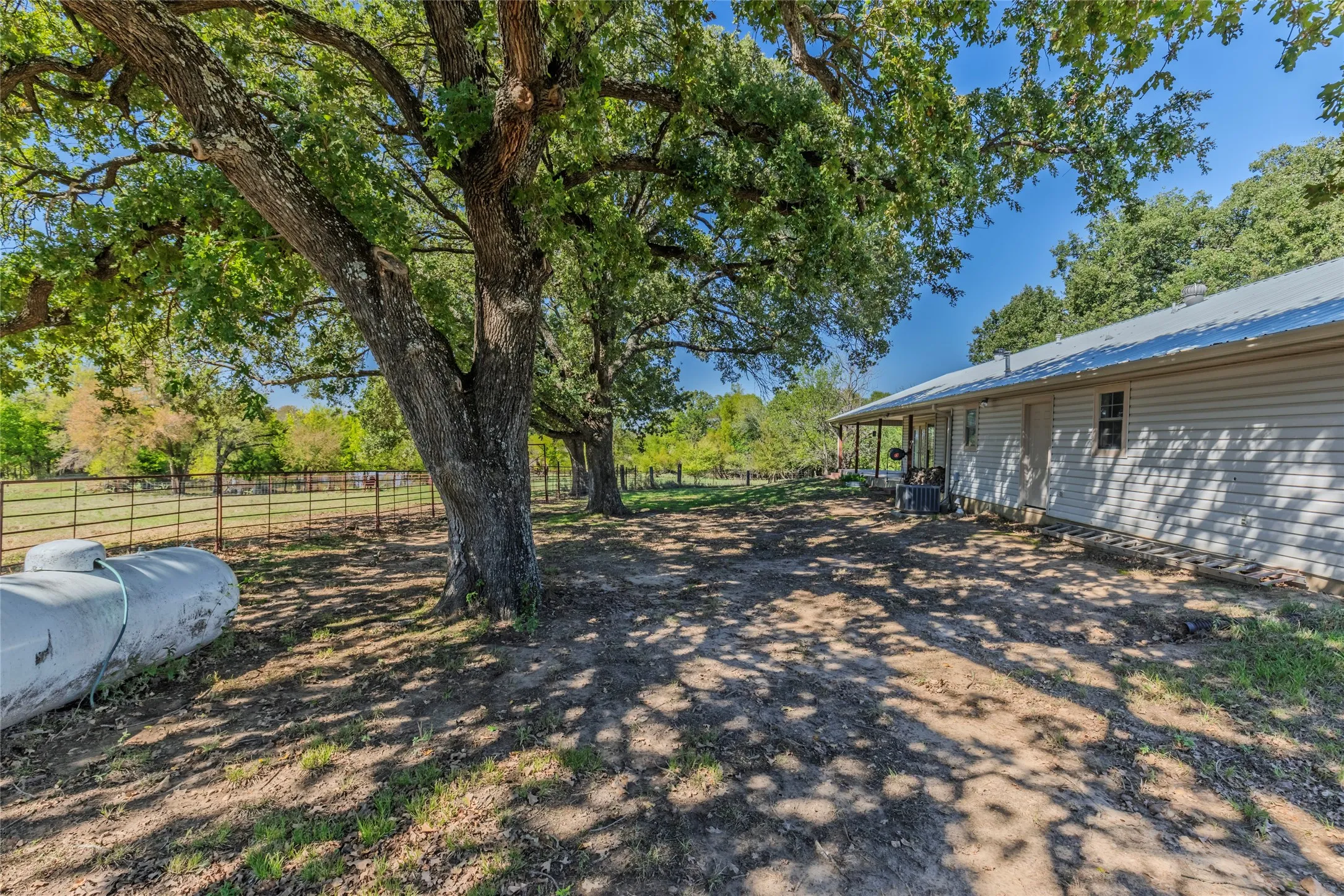 Single Family Residence For Sale in Hunt County , 1586 County Road 4133, Cumby, Texas 75433, 2 Bedroom, 2 Bathroom, 2 Garage spaces, 1,823 Sqft, built in 1997, mls#21407905, Real Estate Agent in Cumby, Homes For Sale in Hunt county, Homes For Sale in Cumby, Realtor in Cumby Texas, Real Estate Brokerage Independent Realty Texas, Luminita Cordes Realtor