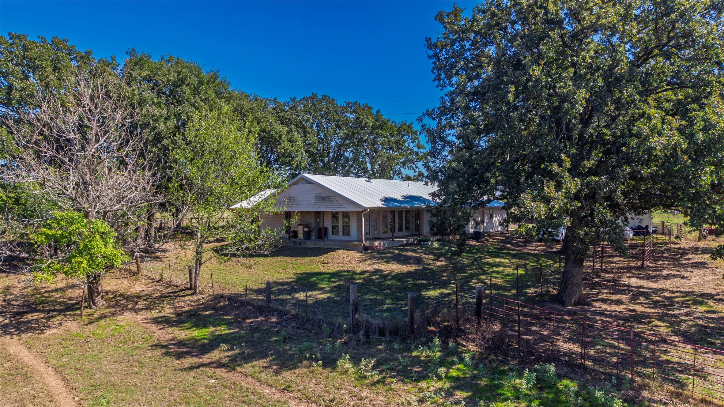 Single Family Residence For Sale in Hunt County , 1586 County Road 4133, Cumby, Texas 75433, 2 Bedroom, 2 Bathroom, 2 Garage spaces, 1,823 Sqft, built in 1997, mls#21407905, Real Estate Agent in Cumby, Homes For Sale in Hunt county, Homes For Sale in Cumby, Realtor in Cumby Texas, Real Estate Brokerage Independent Realty Texas, Luminita Cordes Realtor