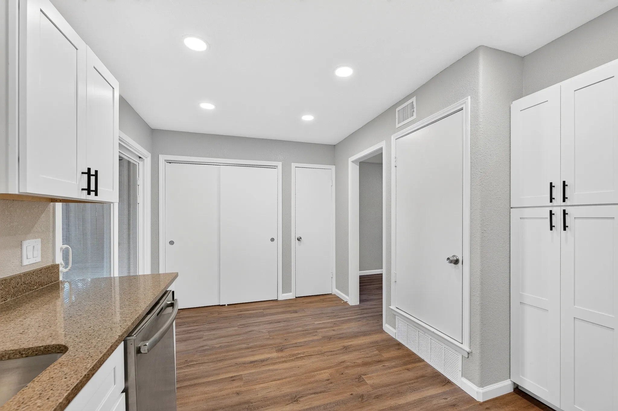 Single Family Residence For Sale in Dallas County , 1002 Hickory Street, Irving, Texas 75060, 4 Bedroom, 4 Bathroom, 2 Garage spaces, 2,272 Sqft, built in 1963, mls#21405861, Real Estate Agent in Irving, Homes For Sale in Dallas county, Homes For Sale in Irving, Realtor in Irving Texas, Real Estate Brokerage Independent Realty Texas, Luminita Cordes Realtor
