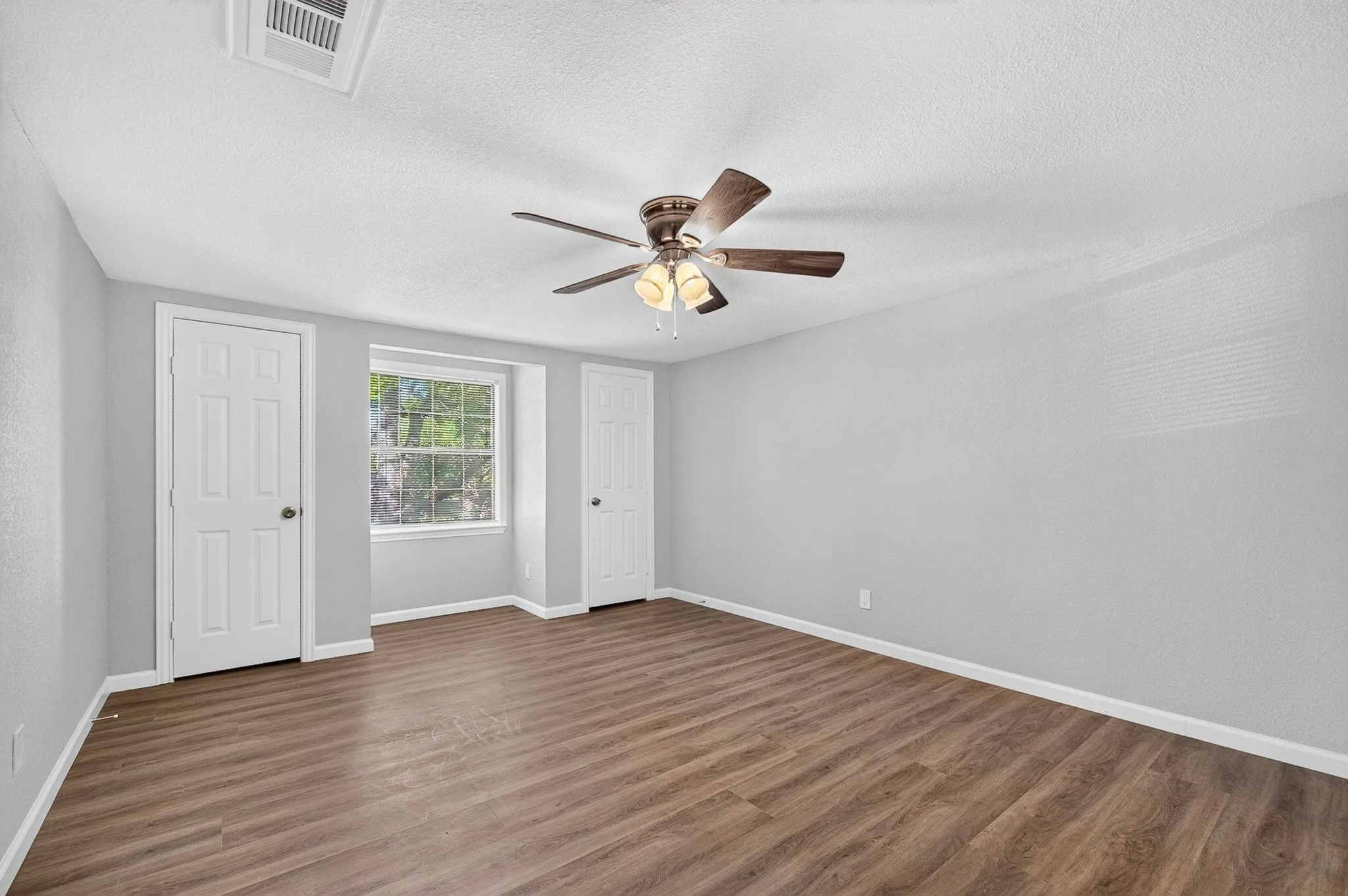 Single Family Residence For Sale in Dallas County , 1002 Hickory Street, Irving, Texas 75060, 4 Bedroom, 4 Bathroom, 2 Garage spaces, 2,272 Sqft, built in 1963, mls#21405861, Real Estate Agent in Irving, Homes For Sale in Dallas county, Homes For Sale in Irving, Realtor in Irving Texas, Real Estate Brokerage Independent Realty Texas, Luminita Cordes Realtor