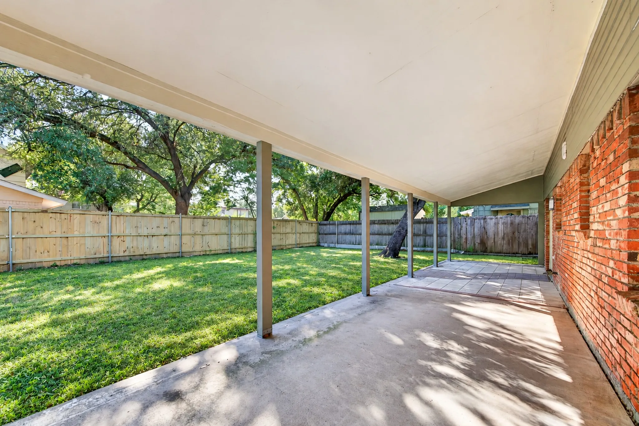Single Family Residence For Sale in Dallas County , 1002 Hickory Street, Irving, Texas 75060, 4 Bedroom, 4 Bathroom, 2 Garage spaces, 2,272 Sqft, built in 1963, mls#21405861, Real Estate Agent in Irving, Homes For Sale in Dallas county, Homes For Sale in Irving, Realtor in Irving Texas, Real Estate Brokerage Independent Realty Texas, Luminita Cordes Realtor