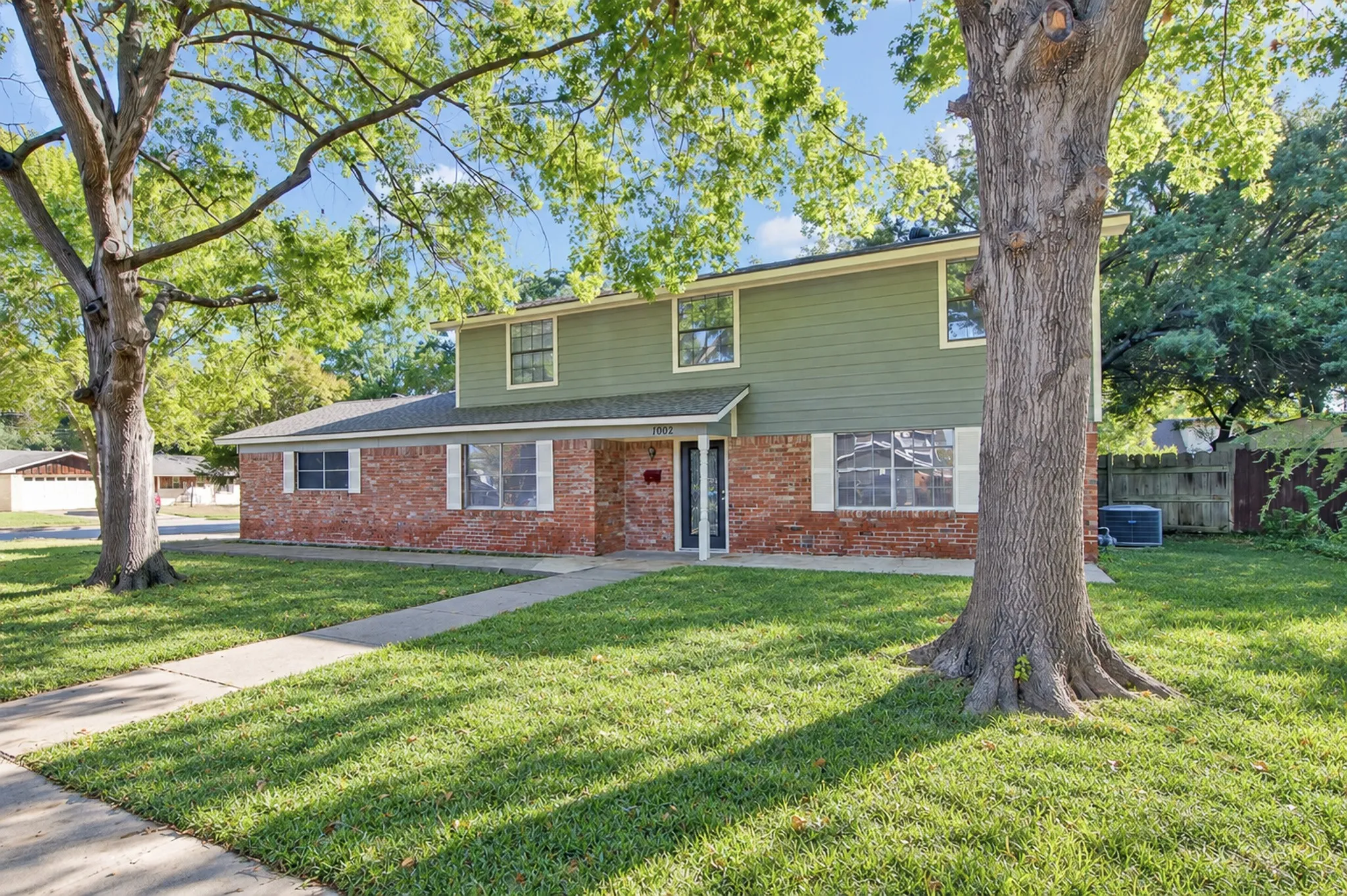 Single Family Residence For Sale in Dallas County , 1002 Hickory Street, Irving, Texas 75060, 4 Bedroom, 4 Bathroom, 2 Garage spaces, 2,272 Sqft, built in 1963, mls#21405861, Real Estate Agent in Irving, Homes For Sale in Dallas county, Homes For Sale in Irving, Realtor in Irving Texas, Real Estate Brokerage Independent Realty Texas, Luminita Cordes Realtor