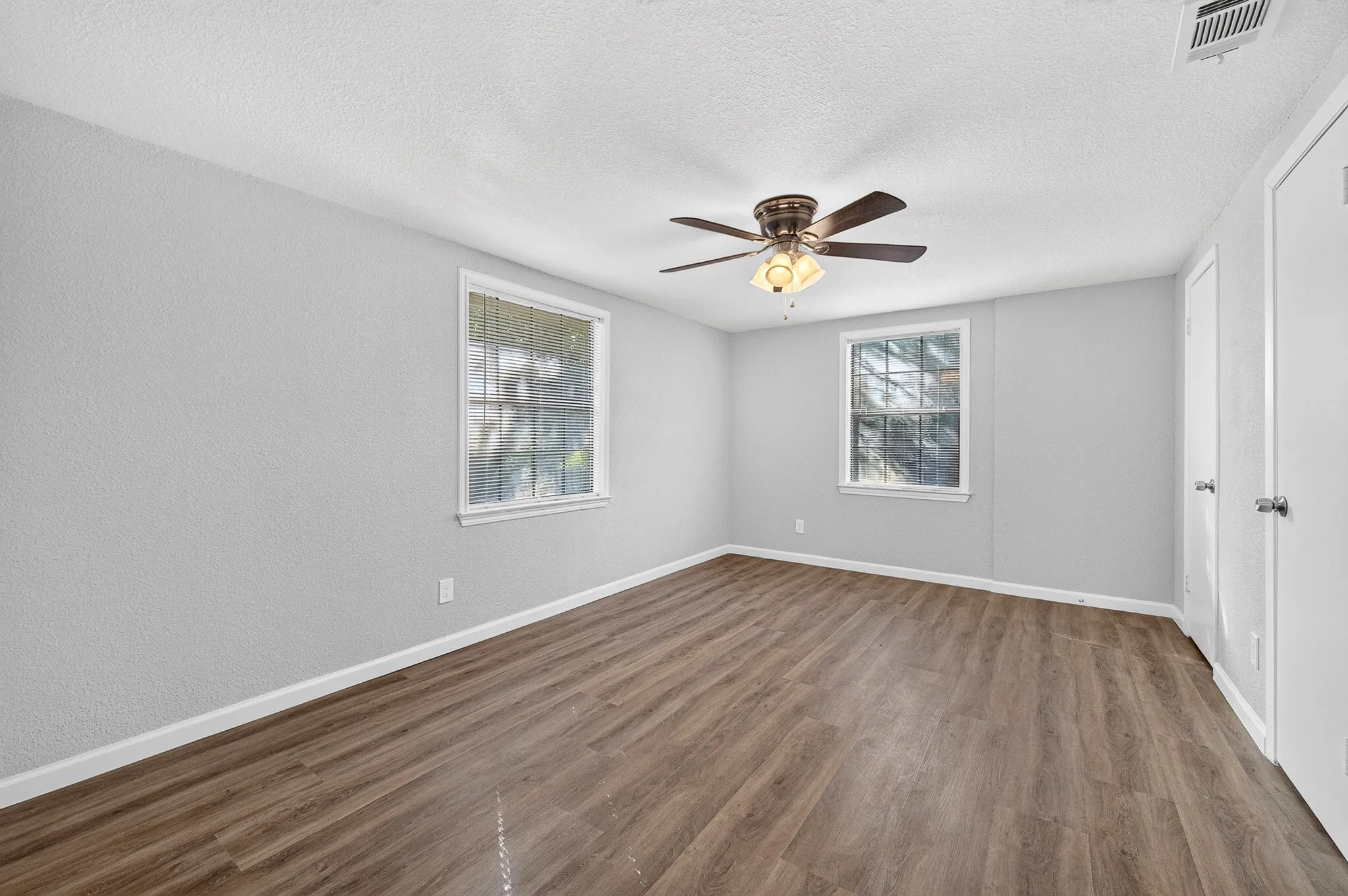 Single Family Residence For Sale in Dallas County , 1002 Hickory Street, Irving, Texas 75060, 4 Bedroom, 4 Bathroom, 2 Garage spaces, 2,272 Sqft, built in 1963, mls#21405861, Real Estate Agent in Irving, Homes For Sale in Dallas county, Homes For Sale in Irving, Realtor in Irving Texas, Real Estate Brokerage Independent Realty Texas, Luminita Cordes Realtor