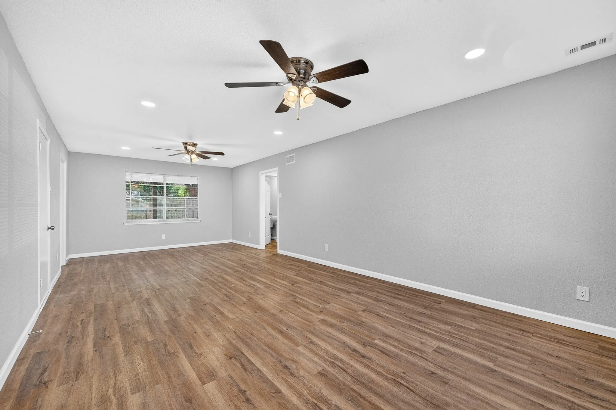 Single Family Residence For Sale in Dallas County , 1002 Hickory Street, Irving, Texas 75060, 4 Bedroom, 4 Bathroom, 2 Garage spaces, 2,272 Sqft, built in 1963, mls#21405861, Real Estate Agent in Irving, Homes For Sale in Dallas county, Homes For Sale in Irving, Realtor in Irving Texas, Real Estate Brokerage Independent Realty Texas, Luminita Cordes Realtor