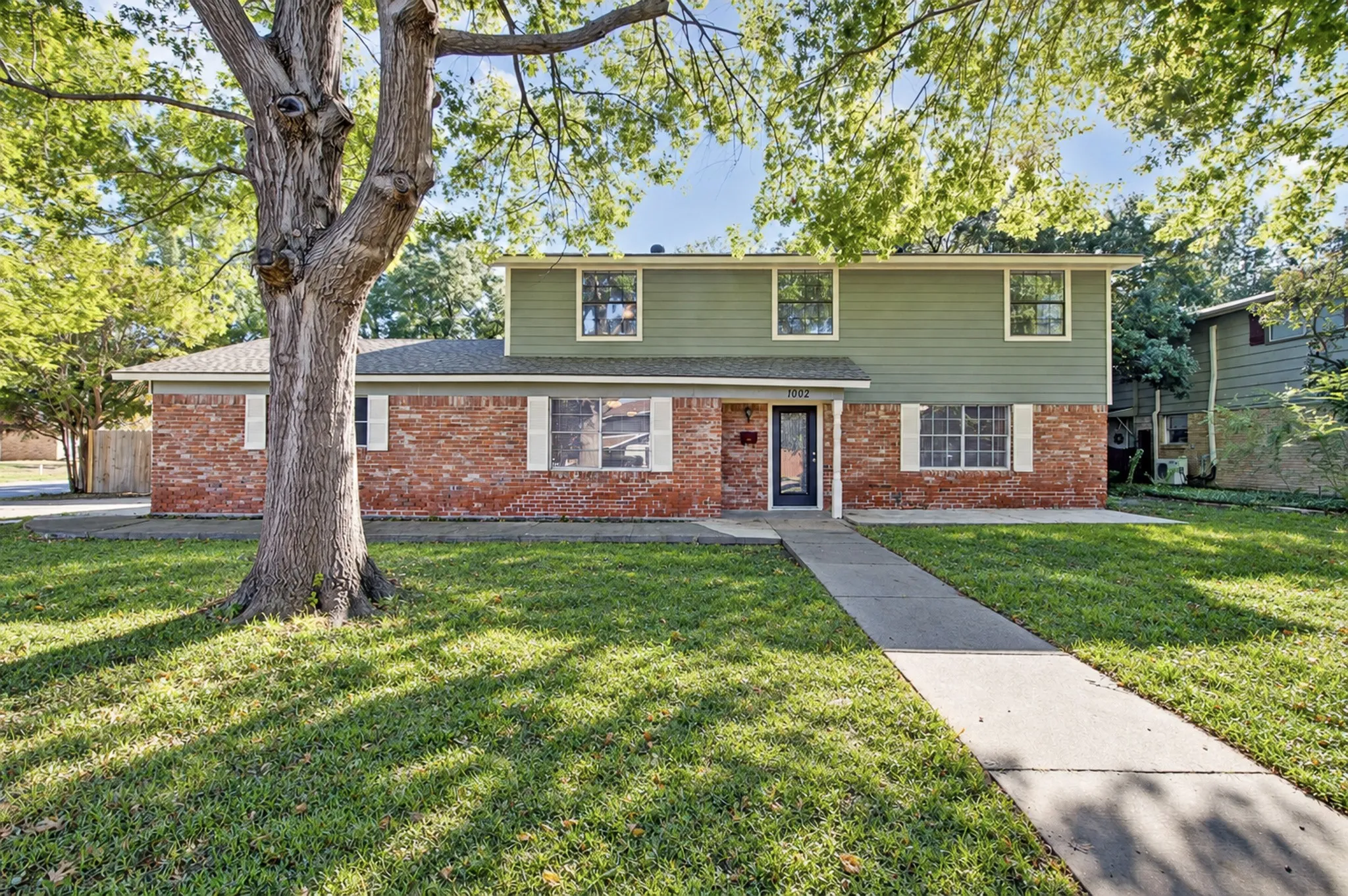Single Family Residence For Sale in Dallas County , 1002 Hickory Street, Irving, Texas 75060, 4 Bedroom, 4 Bathroom, 2 Garage spaces, 2,272 Sqft, built in 1963, mls#21405861, Real Estate Agent in Irving, Homes For Sale in Dallas county, Homes For Sale in Irving, Realtor in Irving Texas, Real Estate Brokerage Independent Realty Texas, Luminita Cordes Realtor