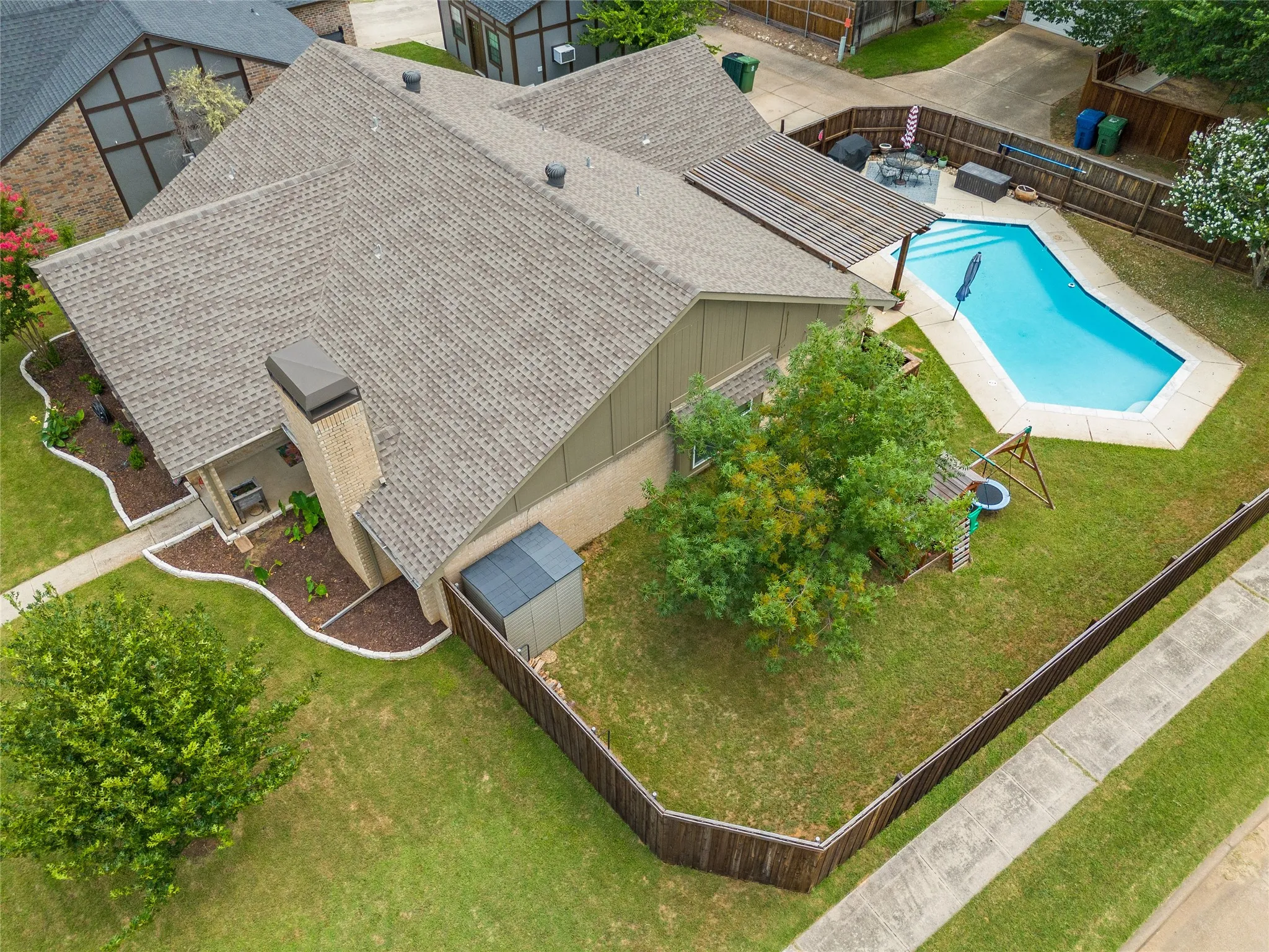 Rare POOL + GRASS in this price range.