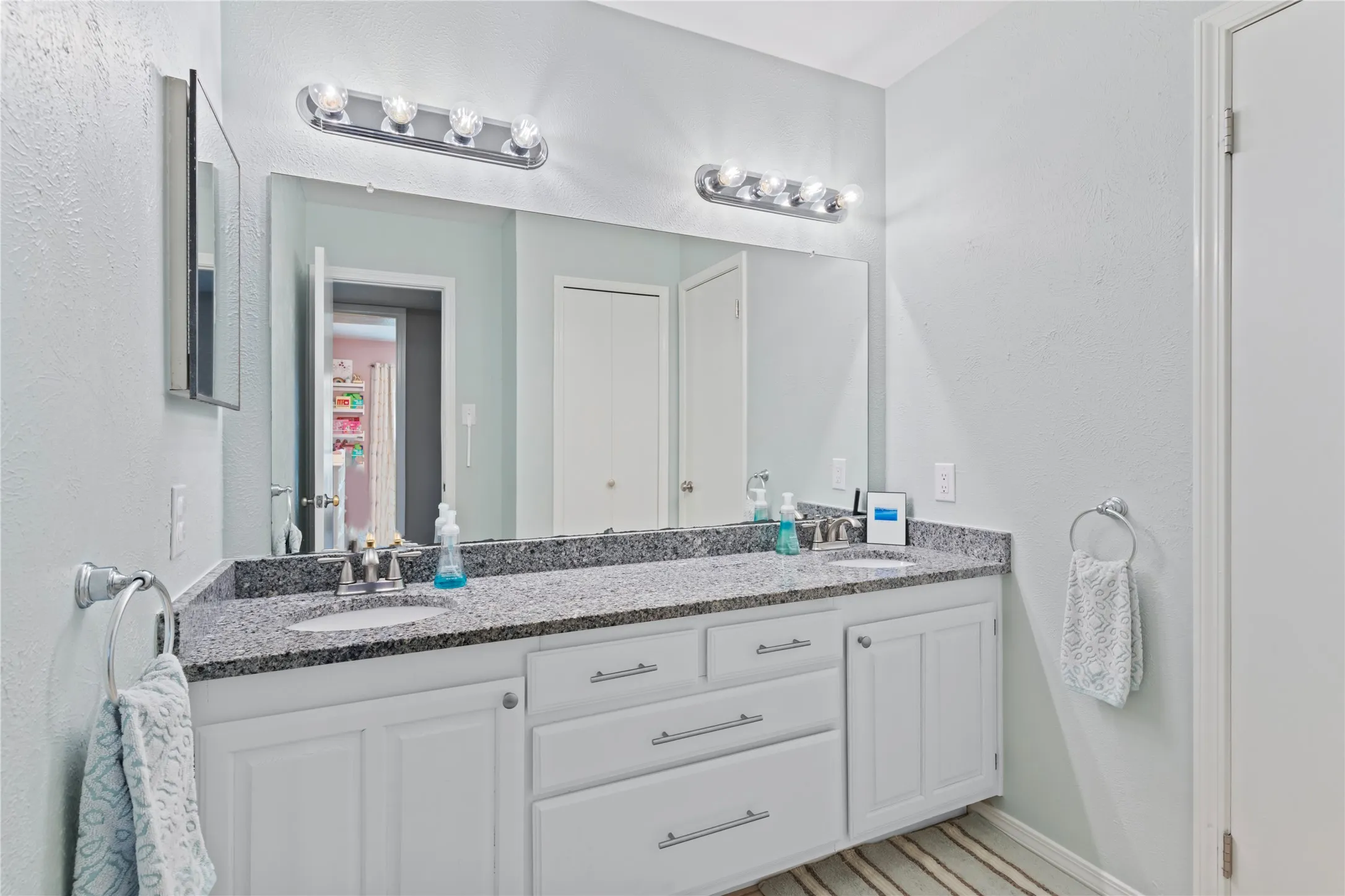 Dual vanities