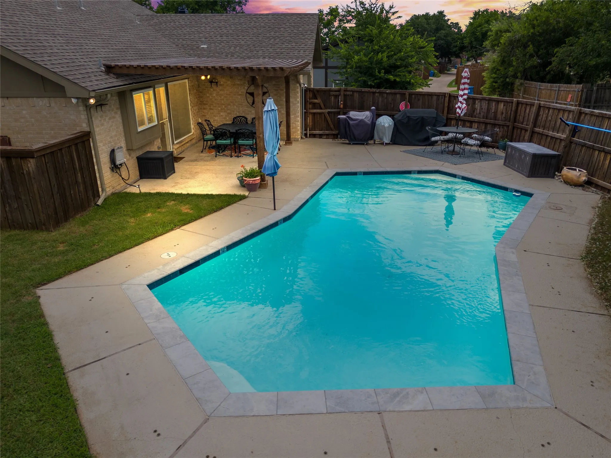 Single Family Residence For Sale in Denton County , 4000 Churchill Drive, Flower Mound, Texas 75028, 3 Bedroom, 2 Bathroom, 2 Garage spaces, 1,936 Sqft, built in 1984, mls#21405362, Real Estate Agent in Flower Mound, Homes For Sale in Denton county, Homes For Sale in Flower Mound, Realtor in Flower Mound Texas, Real Estate Brokerage Independent Realty Texas, Luminita Cordes Realtor