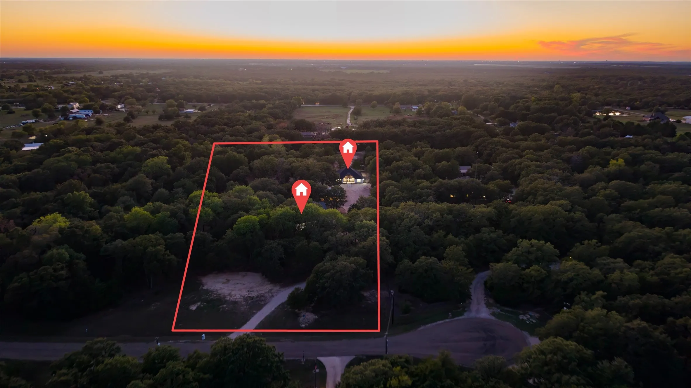 Single Family Residence For Sale in Hunt County , 6850 Deer Trail, Quinlan, Texas 75474, 9 Bedroom, 6 Bathroom, 2 Garage spaces, 4,800 Sqft, built in 2007, mls#21406517, Real Estate Agent in Quinlan, Homes For Sale in Hunt county, Homes For Sale in Quinlan, Realtor in Quinlan Texas, Real Estate Brokerage Independent Realty Texas, Luminita Cordes Realtor