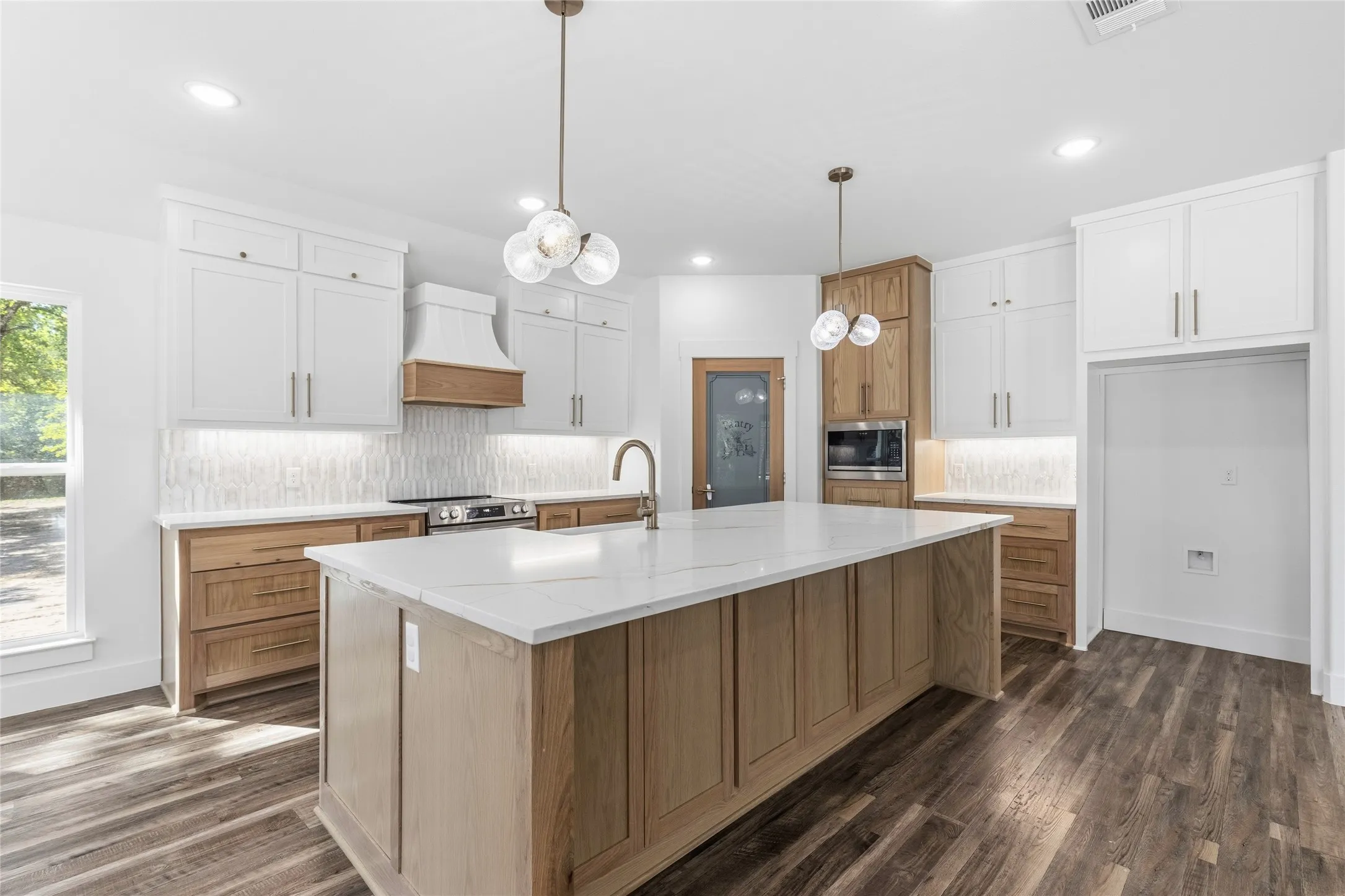 Single Family Residence For Sale in Hunt County , 6850 Deer Trail, Quinlan, Texas 75474, 9 Bedroom, 6 Bathroom, 2 Garage spaces, 4,800 Sqft, built in 2007, mls#21406517, Real Estate Agent in Quinlan, Homes For Sale in Hunt county, Homes For Sale in Quinlan, Realtor in Quinlan Texas, Real Estate Brokerage Independent Realty Texas, Luminita Cordes Realtor