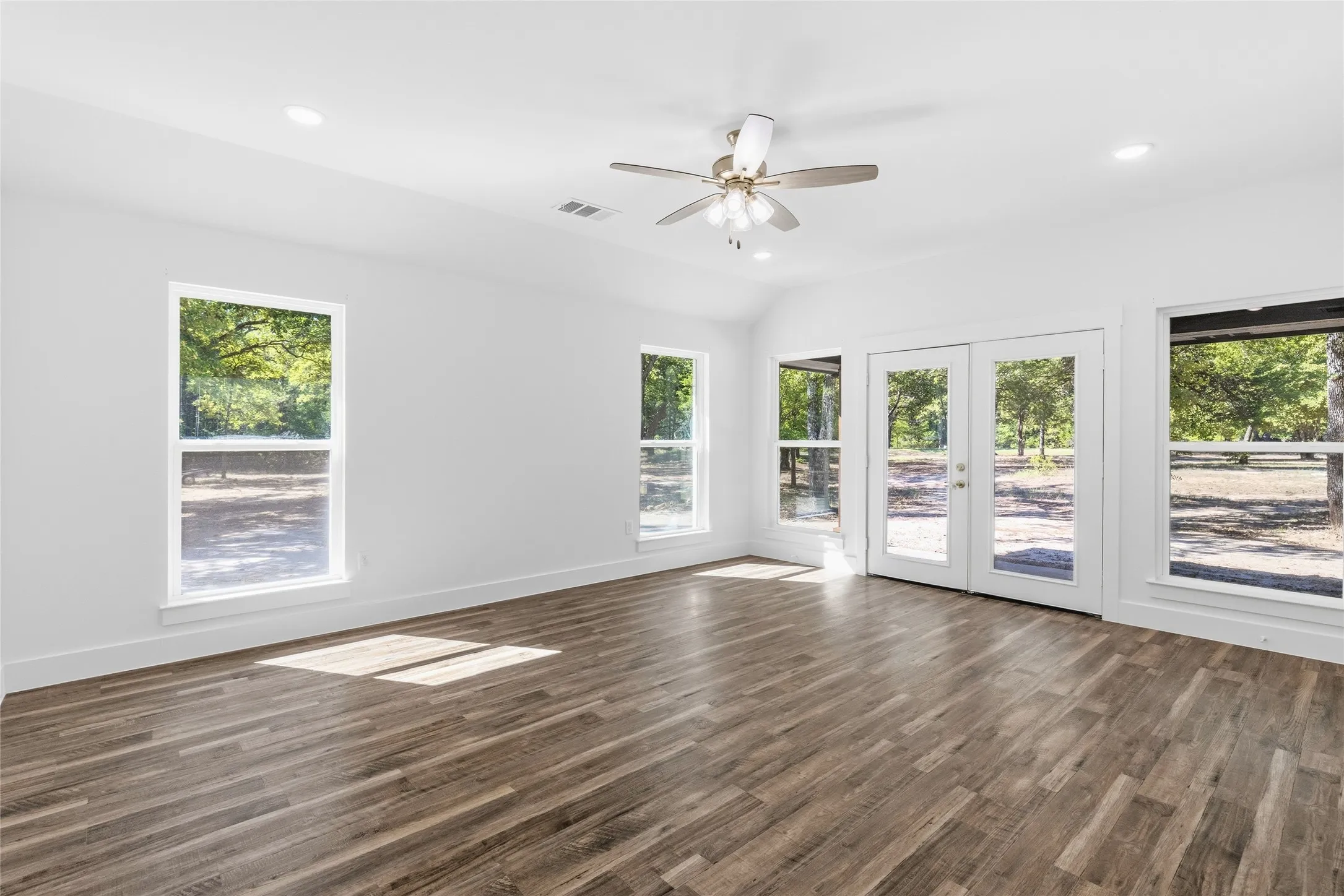 Single Family Residence For Sale in Hunt County , 6850 Deer Trail, Quinlan, Texas 75474, 9 Bedroom, 6 Bathroom, 2 Garage spaces, 4,800 Sqft, built in 2007, mls#21406517, Real Estate Agent in Quinlan, Homes For Sale in Hunt county, Homes For Sale in Quinlan, Realtor in Quinlan Texas, Real Estate Brokerage Independent Realty Texas, Luminita Cordes Realtor