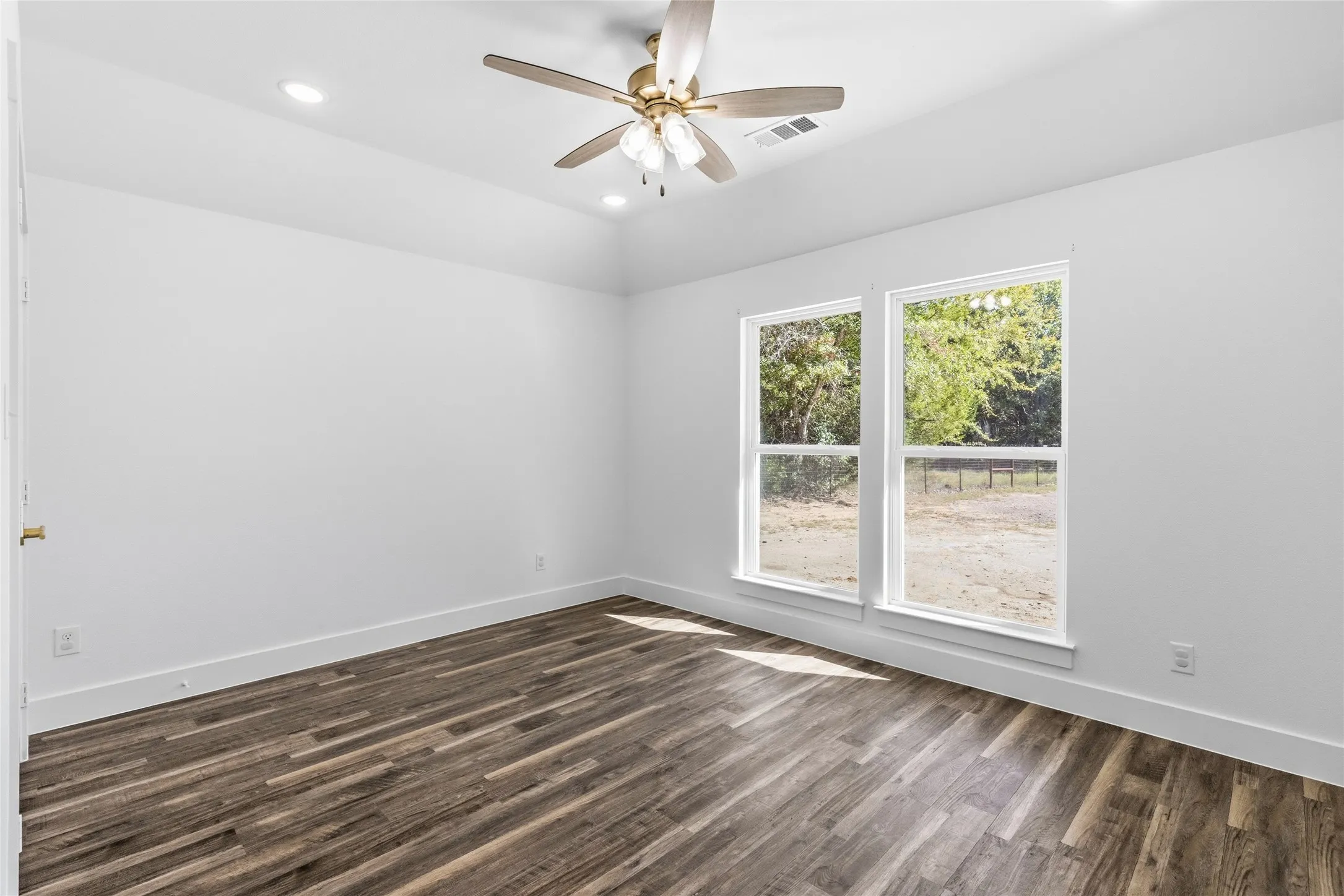 Single Family Residence For Sale in Hunt County , 6850 Deer Trail, Quinlan, Texas 75474, 9 Bedroom, 6 Bathroom, 2 Garage spaces, 4,800 Sqft, built in 2007, mls#21406517, Real Estate Agent in Quinlan, Homes For Sale in Hunt county, Homes For Sale in Quinlan, Realtor in Quinlan Texas, Real Estate Brokerage Independent Realty Texas, Luminita Cordes Realtor