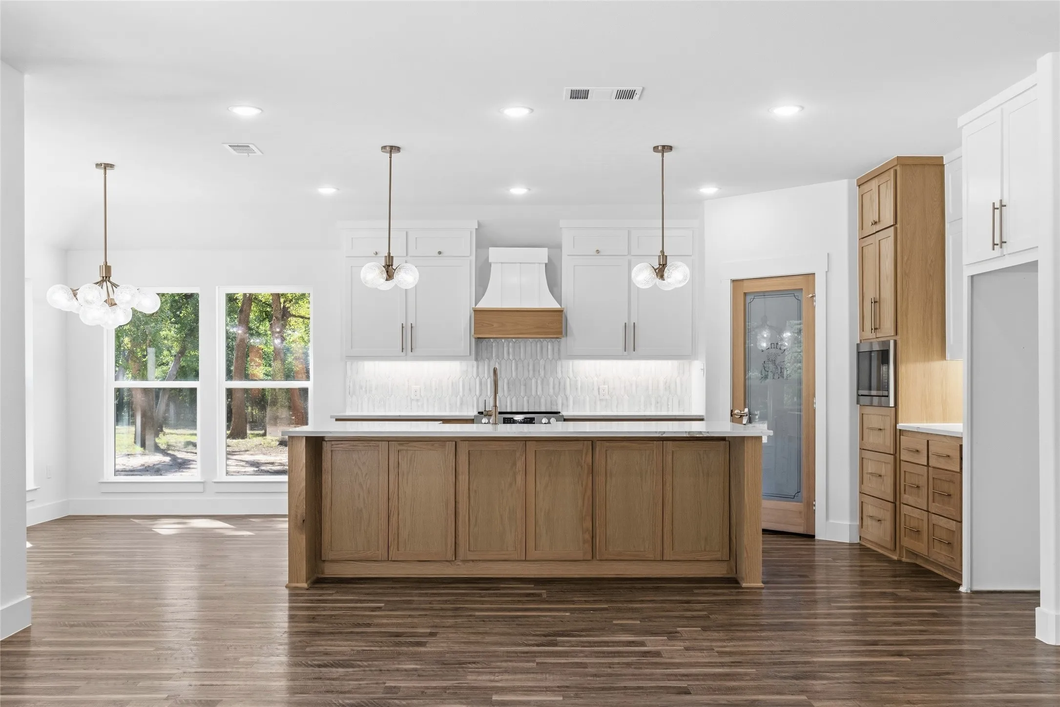 Single Family Residence For Sale in Hunt County , 6850 Deer Trail, Quinlan, Texas 75474, 9 Bedroom, 6 Bathroom, 2 Garage spaces, 4,800 Sqft, built in 2007, mls#21406517, Real Estate Agent in Quinlan, Homes For Sale in Hunt county, Homes For Sale in Quinlan, Realtor in Quinlan Texas, Real Estate Brokerage Independent Realty Texas, Luminita Cordes Realtor