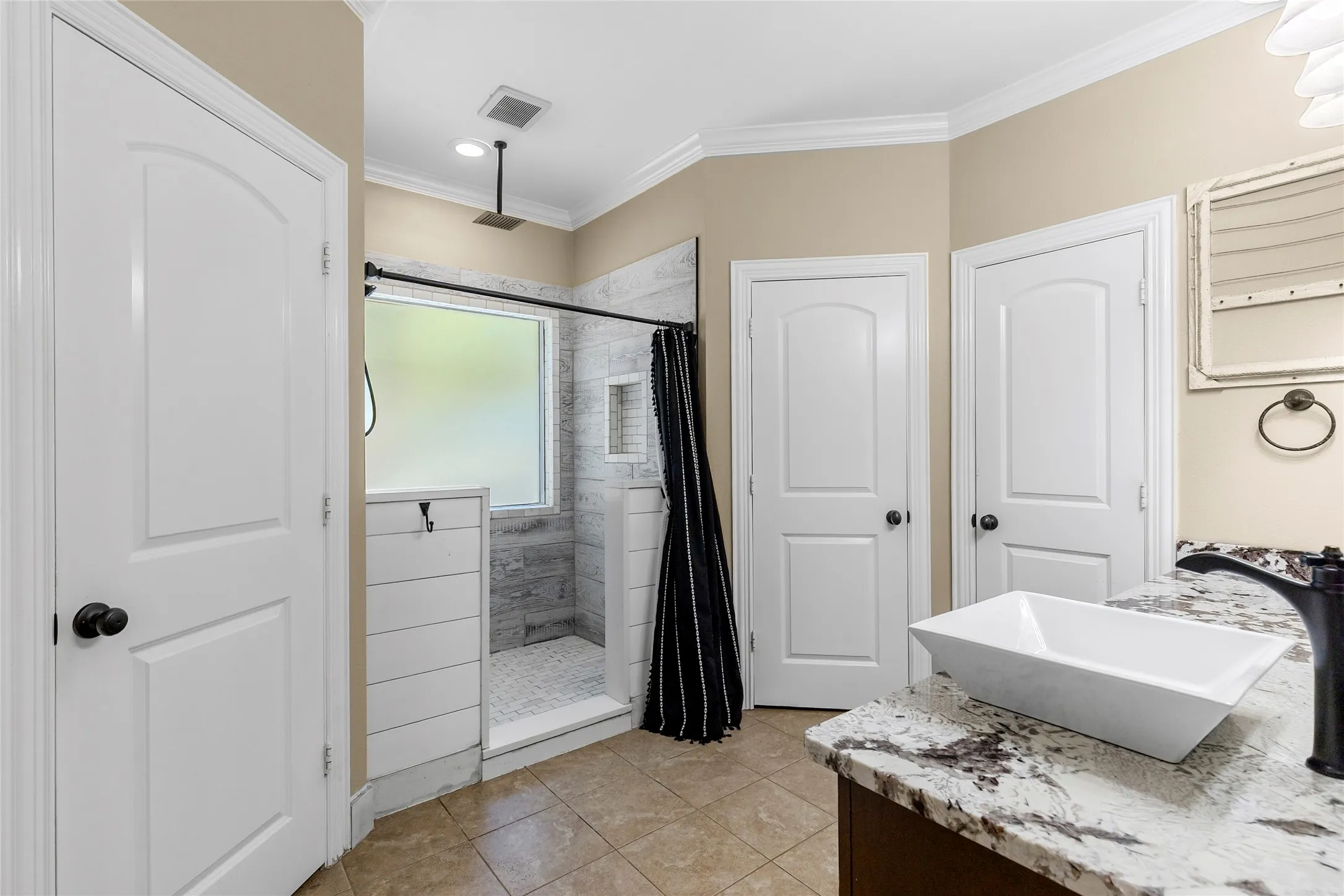 Single Family Residence For Sale in Hunt County , 6850 Deer Trail, Quinlan, Texas 75474, 9 Bedroom, 6 Bathroom, 2 Garage spaces, 4,800 Sqft, built in 2007, mls#21406517, Real Estate Agent in Quinlan, Homes For Sale in Hunt county, Homes For Sale in Quinlan, Realtor in Quinlan Texas, Real Estate Brokerage Independent Realty Texas, Luminita Cordes Realtor
