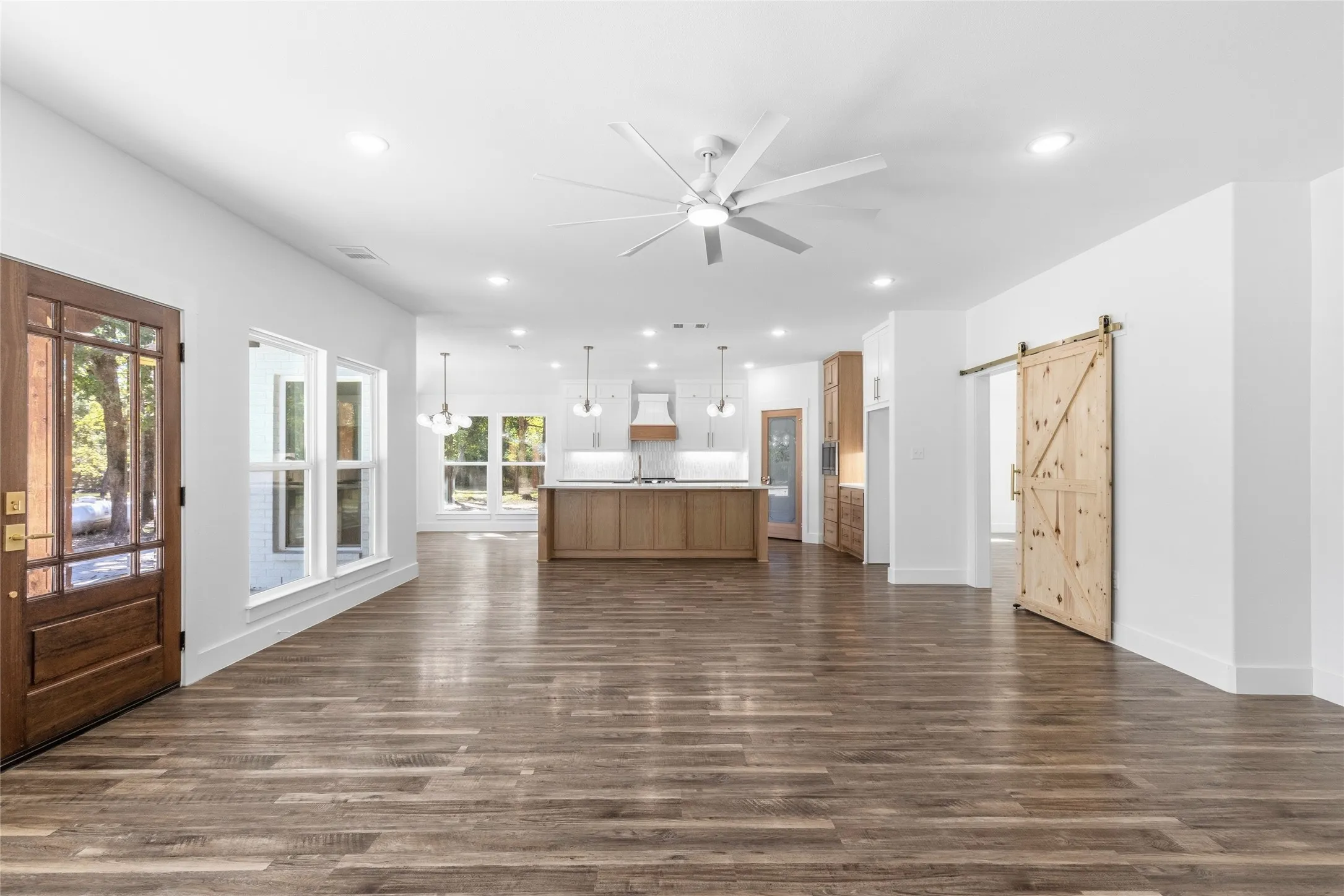 Single Family Residence For Sale in Hunt County , 6850 Deer Trail, Quinlan, Texas 75474, 9 Bedroom, 6 Bathroom, 2 Garage spaces, 4,800 Sqft, built in 2007, mls#21406517, Real Estate Agent in Quinlan, Homes For Sale in Hunt county, Homes For Sale in Quinlan, Realtor in Quinlan Texas, Real Estate Brokerage Independent Realty Texas, Luminita Cordes Realtor