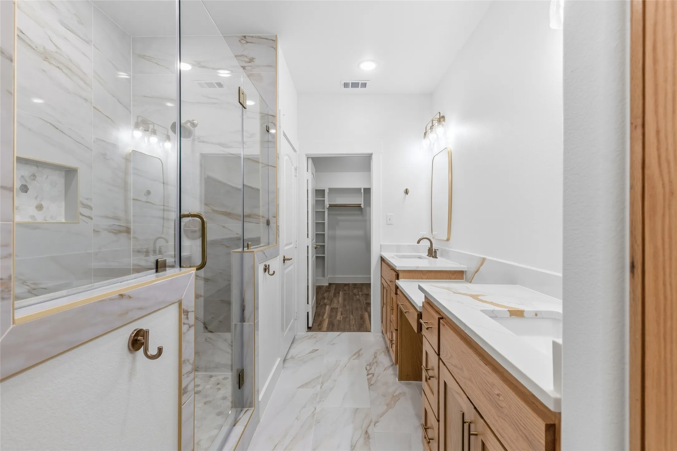 Single Family Residence For Sale in Hunt County , 6850 Deer Trail, Quinlan, Texas 75474, 9 Bedroom, 6 Bathroom, 2 Garage spaces, 4,800 Sqft, built in 2007, mls#21406517, Real Estate Agent in Quinlan, Homes For Sale in Hunt county, Homes For Sale in Quinlan, Realtor in Quinlan Texas, Real Estate Brokerage Independent Realty Texas, Luminita Cordes Realtor