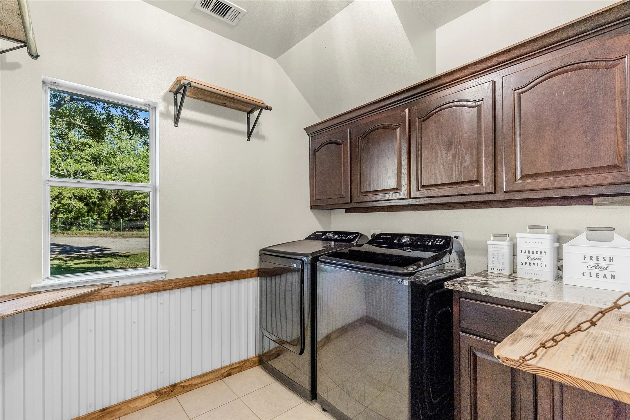 Single Family Residence For Sale in Hunt County , 6850 Deer Trail, Quinlan, Texas 75474, 9 Bedroom, 6 Bathroom, 2 Garage spaces, 4,800 Sqft, built in 2007, mls#21406517, Real Estate Agent in Quinlan, Homes For Sale in Hunt county, Homes For Sale in Quinlan, Realtor in Quinlan Texas, Real Estate Brokerage Independent Realty Texas, Luminita Cordes Realtor