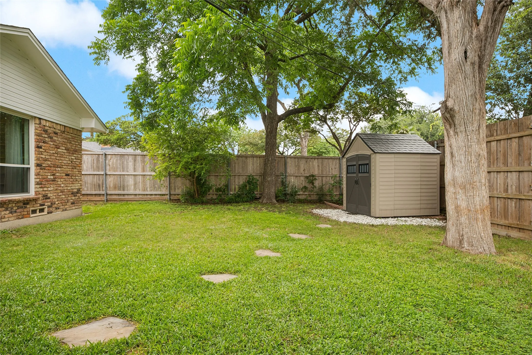Single Family Residence For Sale in Dallas County , 8426 Baumgarten Drive, Dallas, Texas 75228, 4 Bedroom, 2 Bathroom, Garage spaces, 2,595 Sqft, built in 1964, mls#21408608, Real Estate Agent in Dallas, Homes For Sale in Dallas county, Homes For Sale in Dallas, Realtor in Dallas Texas, Real Estate Brokerage Independent Realty Texas, Luminita Cordes Realtor