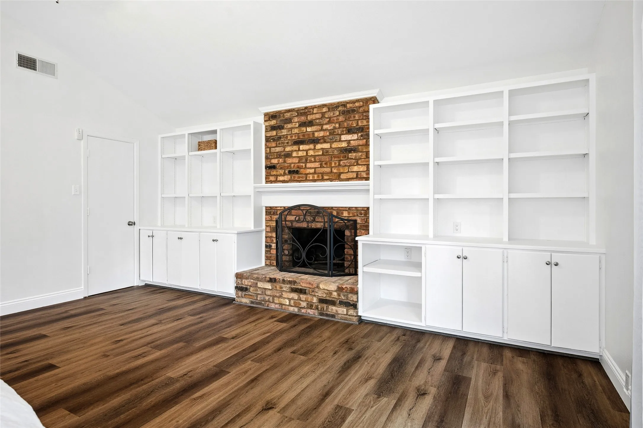 Single Family Residence For Sale in Dallas County , 8426 Baumgarten Drive, Dallas, Texas 75228, 4 Bedroom, 2 Bathroom, Garage spaces, 2,595 Sqft, built in 1964, mls#21408608, Real Estate Agent in Dallas, Homes For Sale in Dallas county, Homes For Sale in Dallas, Realtor in Dallas Texas, Real Estate Brokerage Independent Realty Texas, Luminita Cordes Realtor