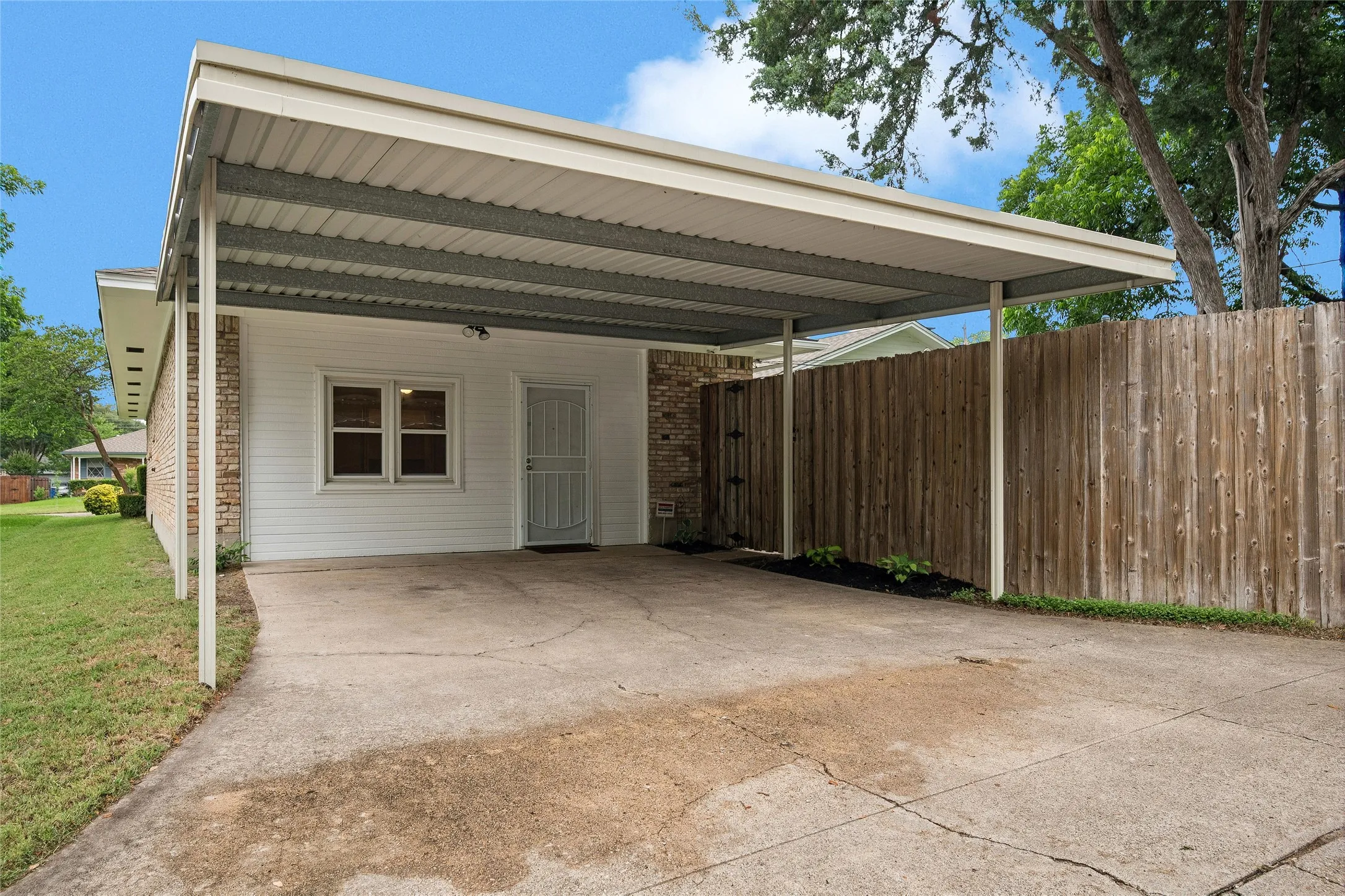 Single Family Residence For Sale in Dallas County , 8426 Baumgarten Drive, Dallas, Texas 75228, 4 Bedroom, 2 Bathroom, Garage spaces, 2,595 Sqft, built in 1964, mls#21408608, Real Estate Agent in Dallas, Homes For Sale in Dallas county, Homes For Sale in Dallas, Realtor in Dallas Texas, Real Estate Brokerage Independent Realty Texas, Luminita Cordes Realtor