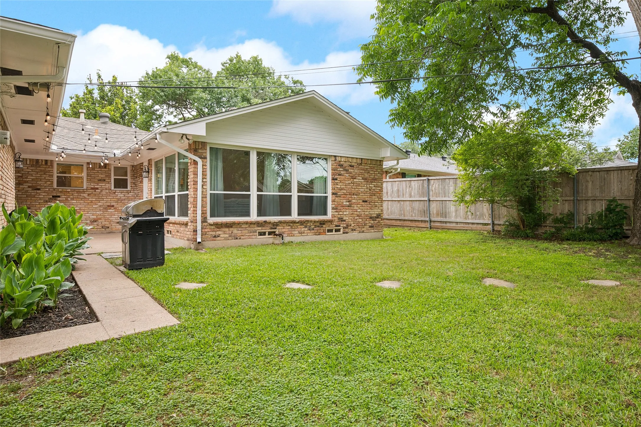 Single Family Residence For Sale in Dallas County , 8426 Baumgarten Drive, Dallas, Texas 75228, 4 Bedroom, 2 Bathroom, Garage spaces, 2,595 Sqft, built in 1964, mls#21408608, Real Estate Agent in Dallas, Homes For Sale in Dallas county, Homes For Sale in Dallas, Realtor in Dallas Texas, Real Estate Brokerage Independent Realty Texas, Luminita Cordes Realtor