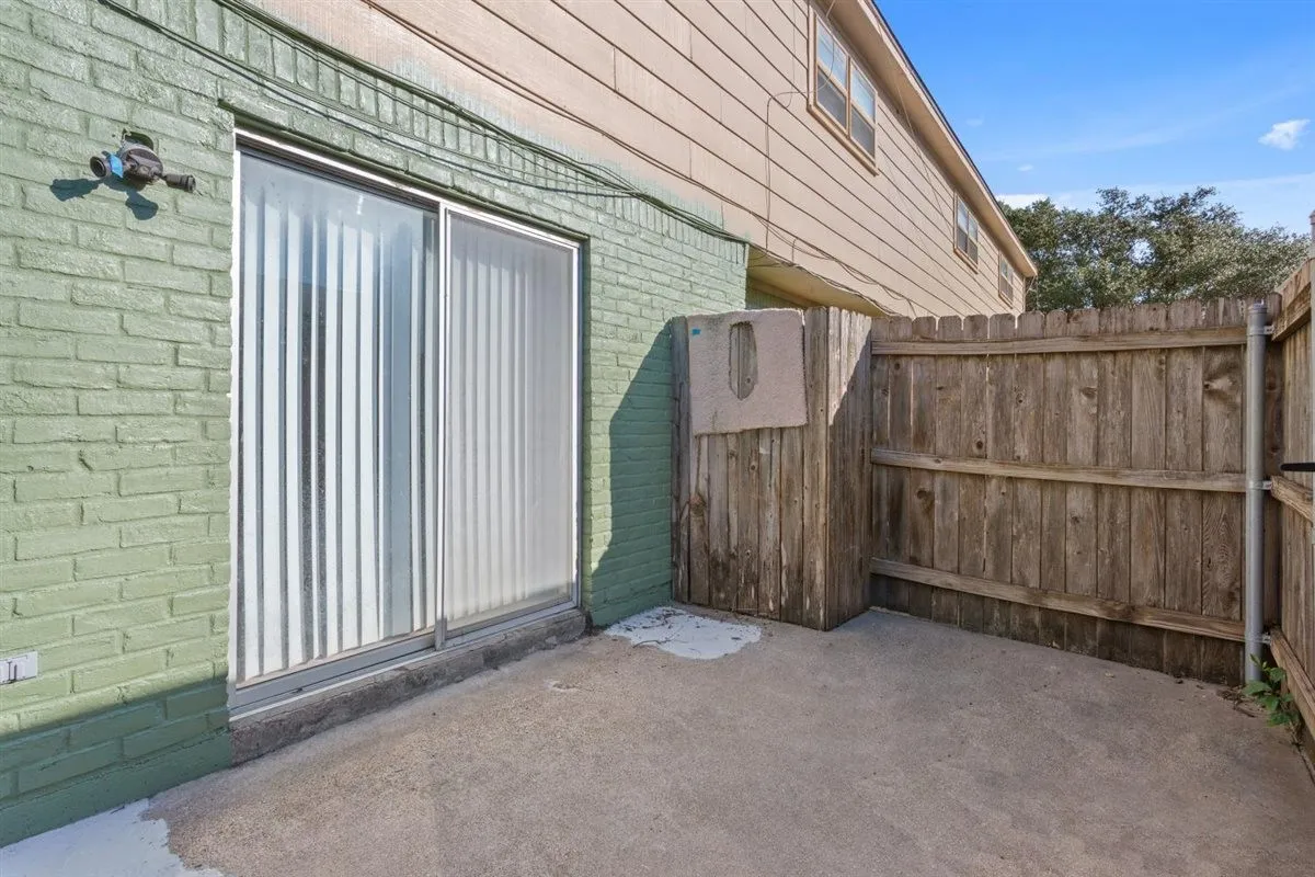 Condominium For Sale in Mc Lennan County , 808 N 62nd Street, Waco, Texas 76710, 2 Bedroom, 2 Bathroom, Garage spaces, 1,156 Sqft, built in 1973, mls#21408610, Real Estate Agent in Waco, Homes For Sale in Mc Lennan county, Homes For Sale in Waco, Realtor in Waco Texas, Real Estate Brokerage Independent Realty Texas, Luminita Cordes Realtor