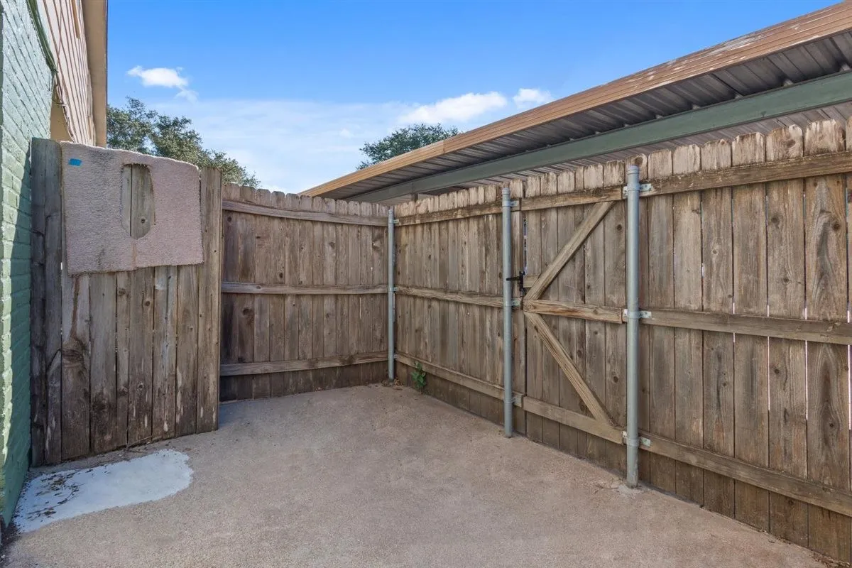Condominium For Sale in Mc Lennan County , 808 N 62nd Street, Waco, Texas 76710, 2 Bedroom, 2 Bathroom, Garage spaces, 1,156 Sqft, built in 1973, mls#21408610, Real Estate Agent in Waco, Homes For Sale in Mc Lennan county, Homes For Sale in Waco, Realtor in Waco Texas, Real Estate Brokerage Independent Realty Texas, Luminita Cordes Realtor